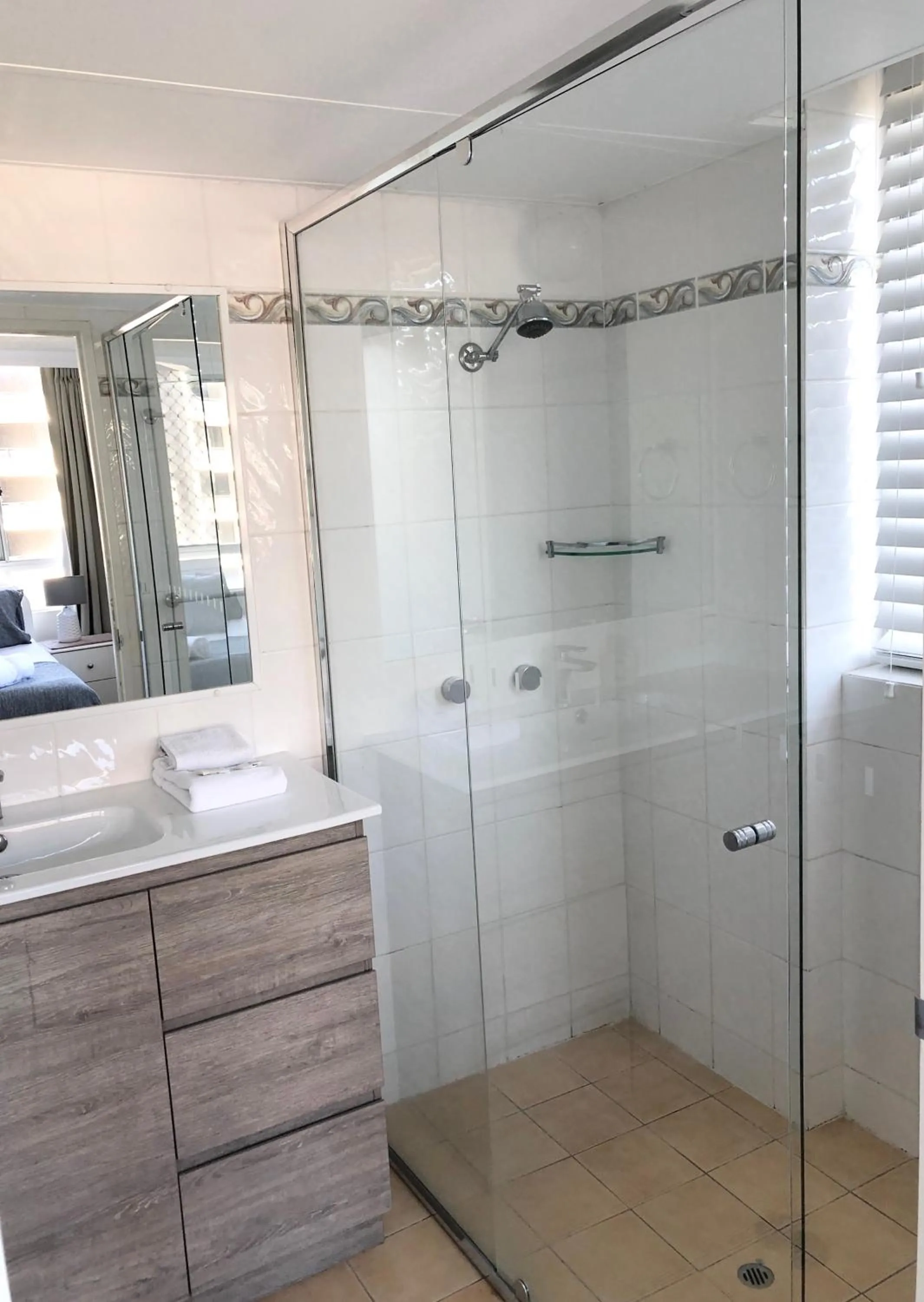 Bathroom in Oceania on Burleigh Beach