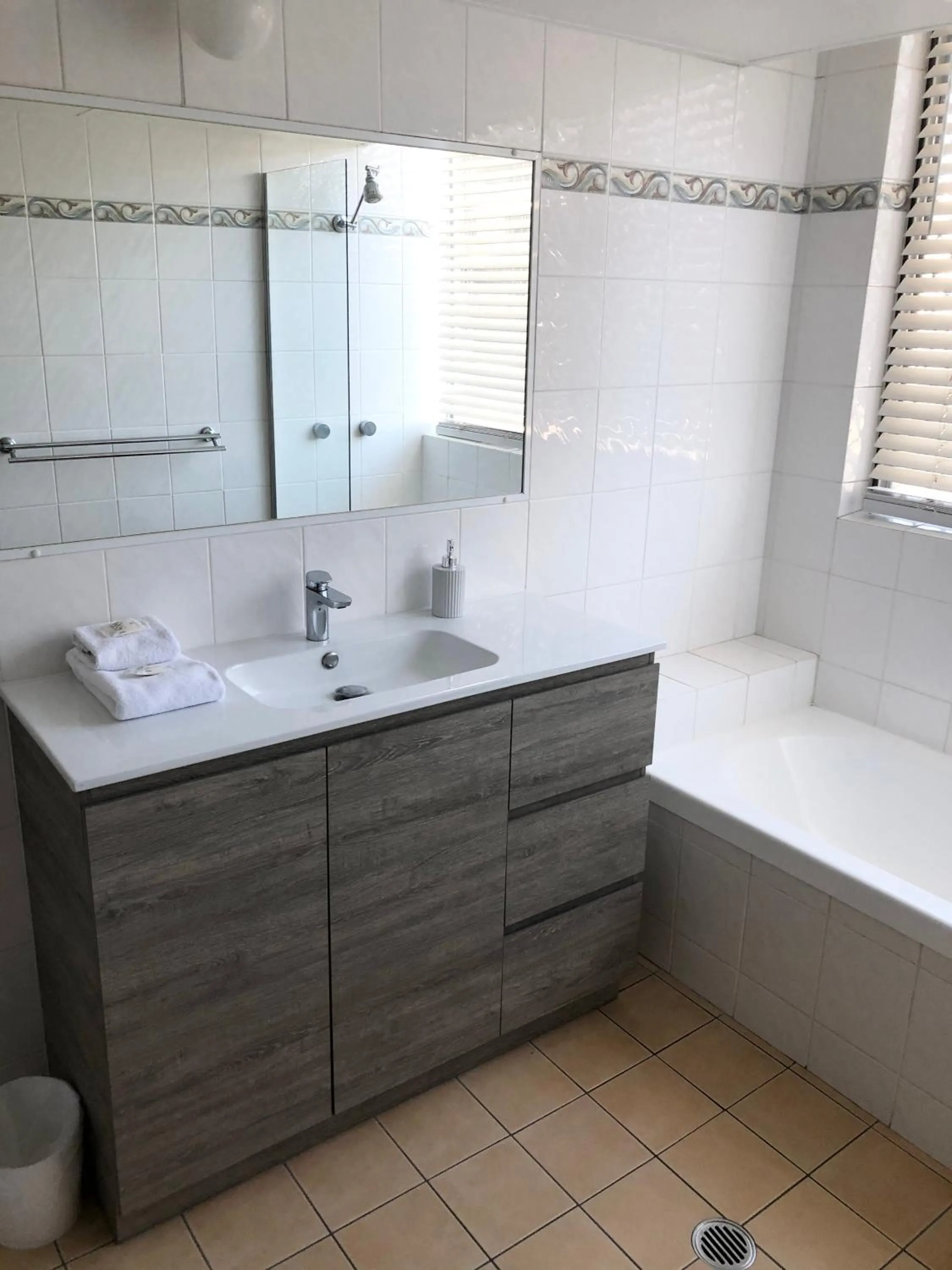 Kitchen or kitchenette in Oceania on Burleigh Beach