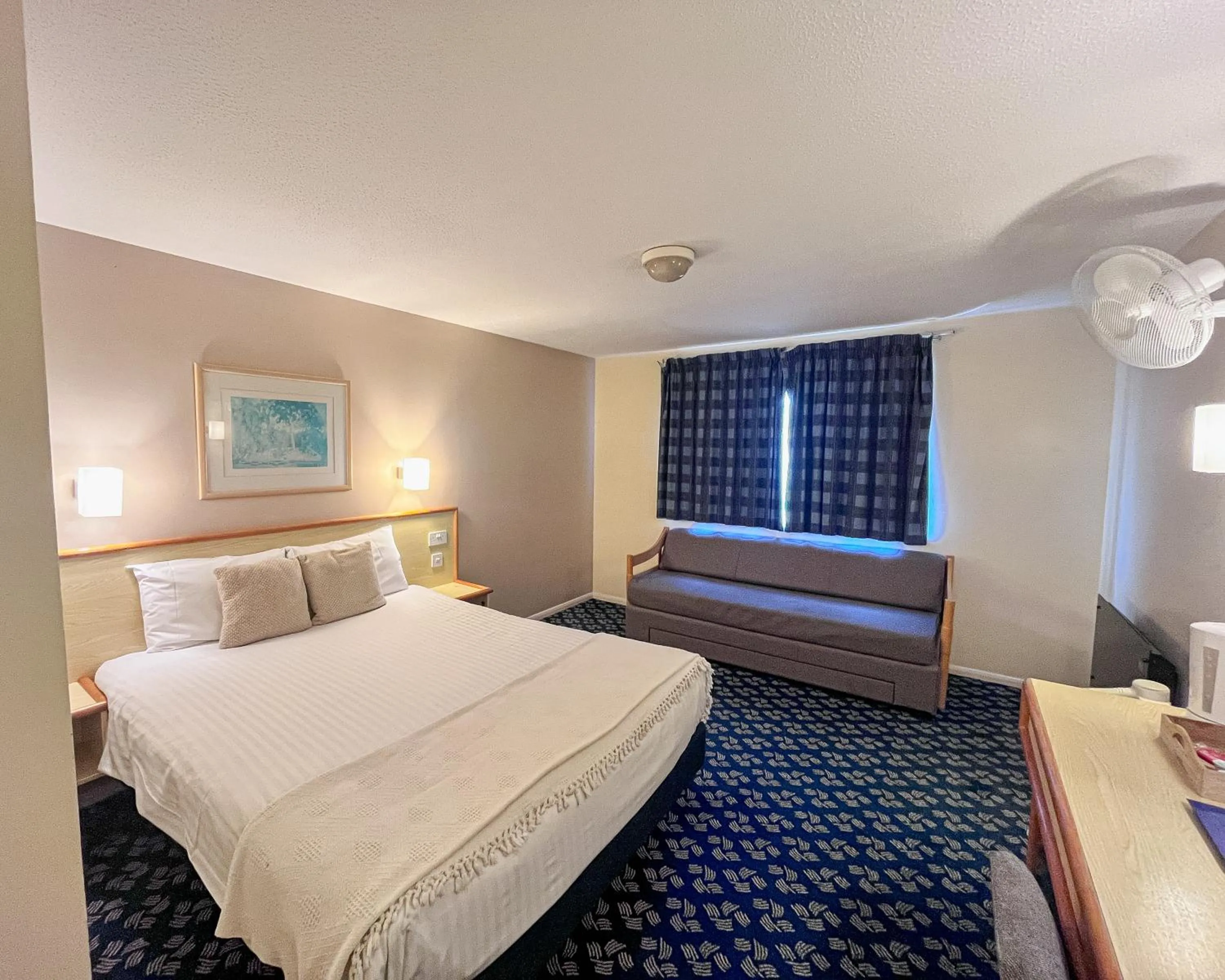 Bed in Travel Plaza Hotel