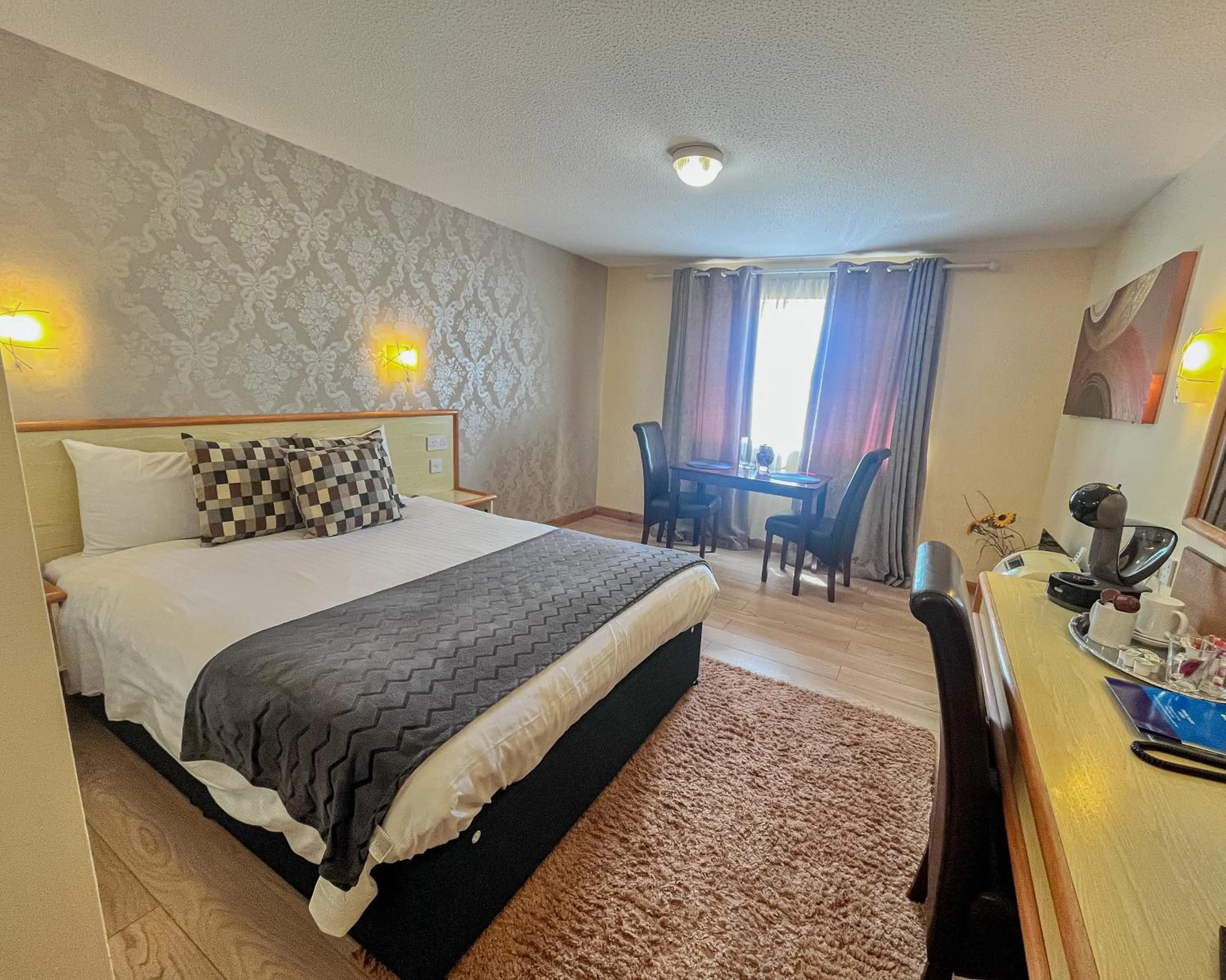 Bed in Travel Plaza Hotel