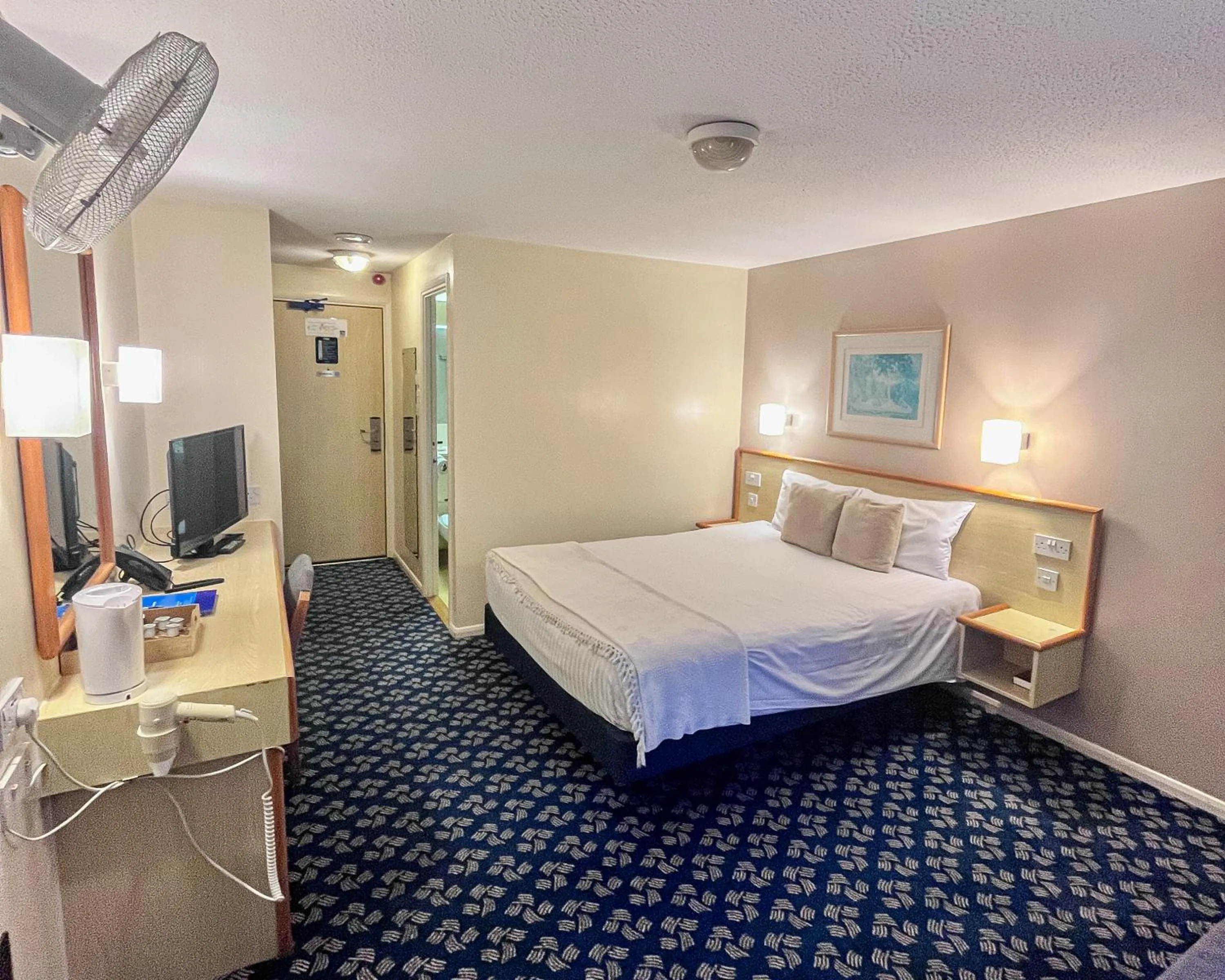 Property building, Bed in Travel Plaza Hotel