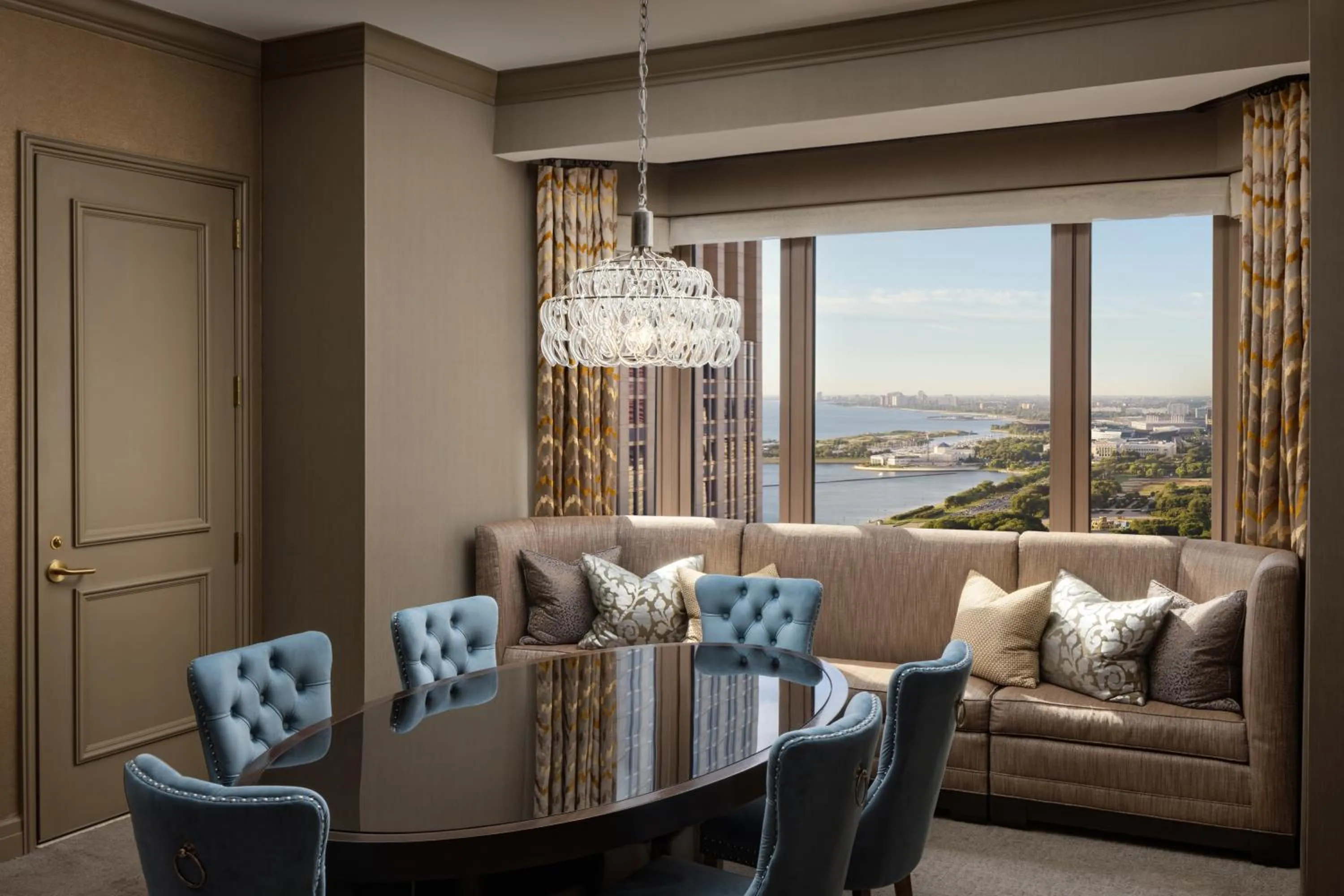 Dining area in Fairmont Chicago Millennium Park