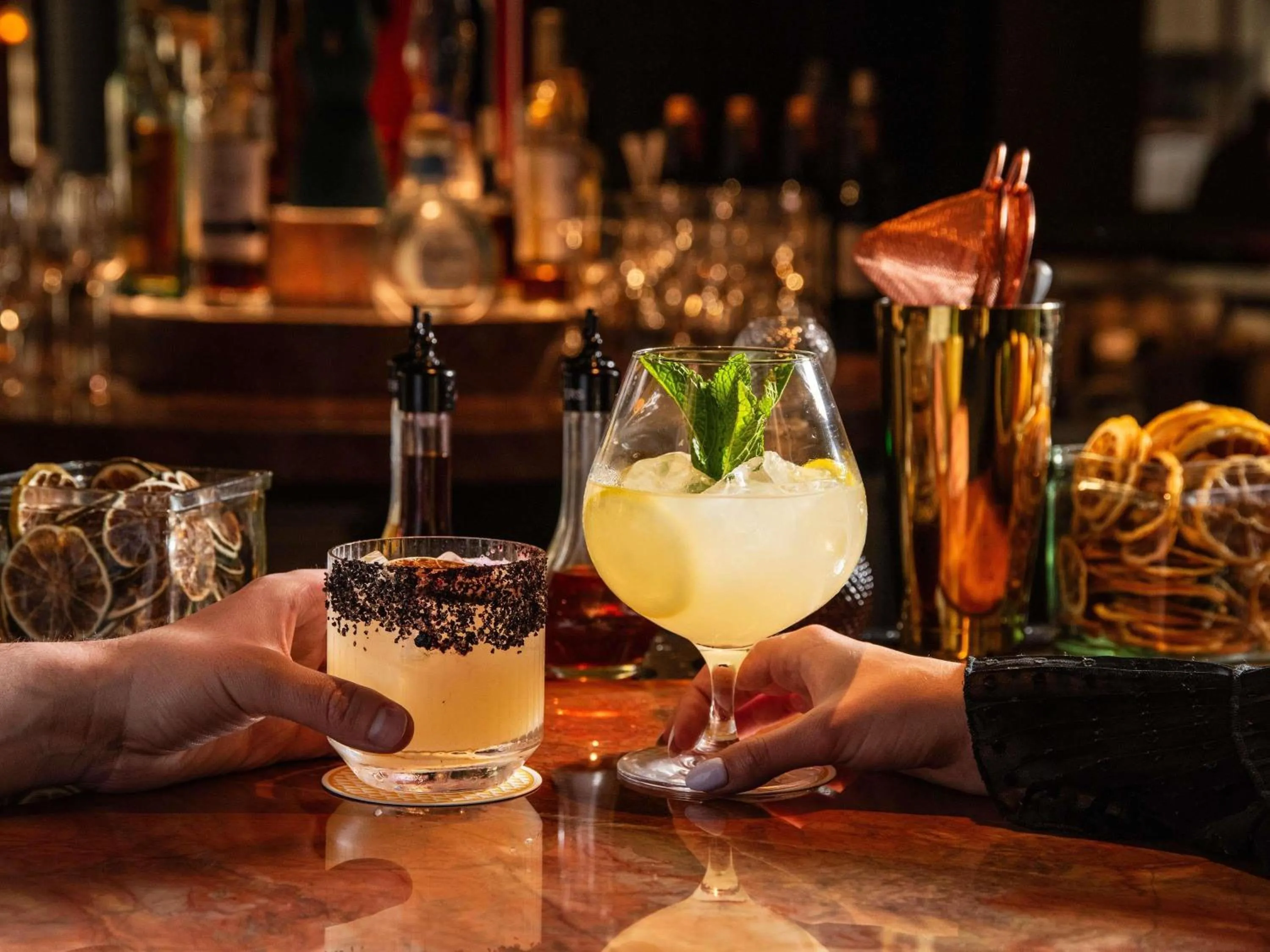 Lounge or bar in Fairmont Chicago Millennium Park