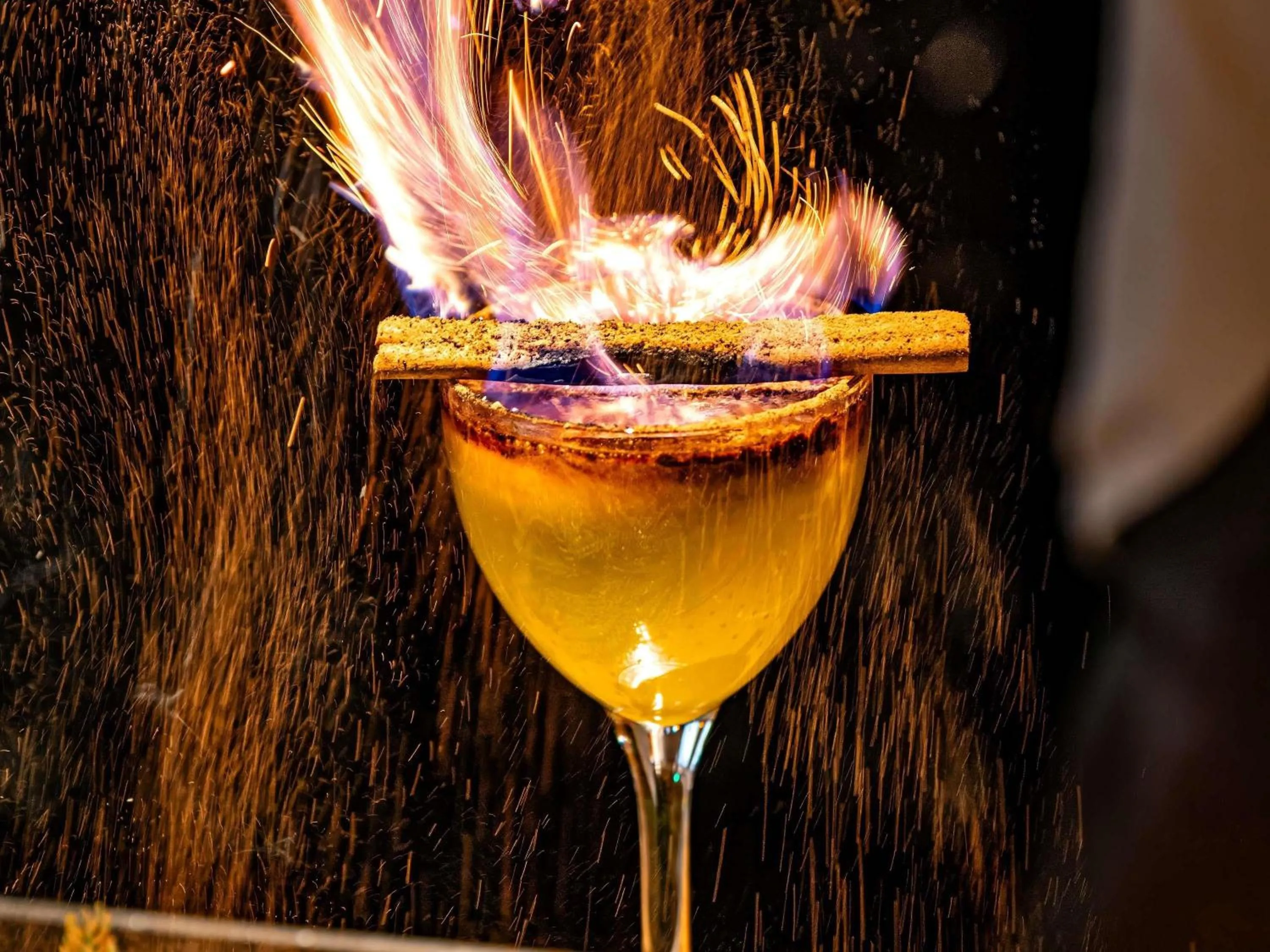 Lounge or bar in Fairmont Chicago Millennium Park