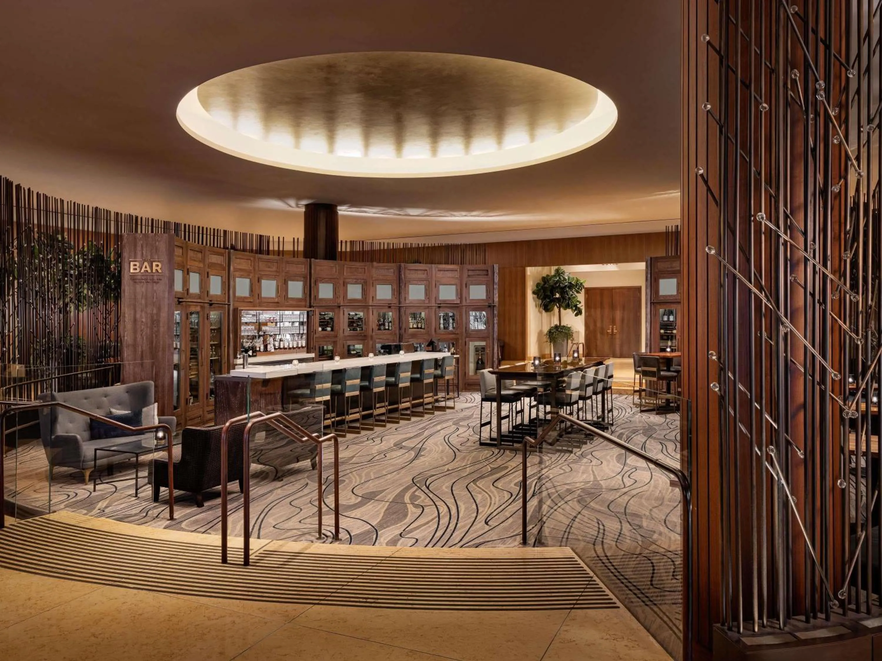 Lounge or bar in Fairmont Chicago Millennium Park