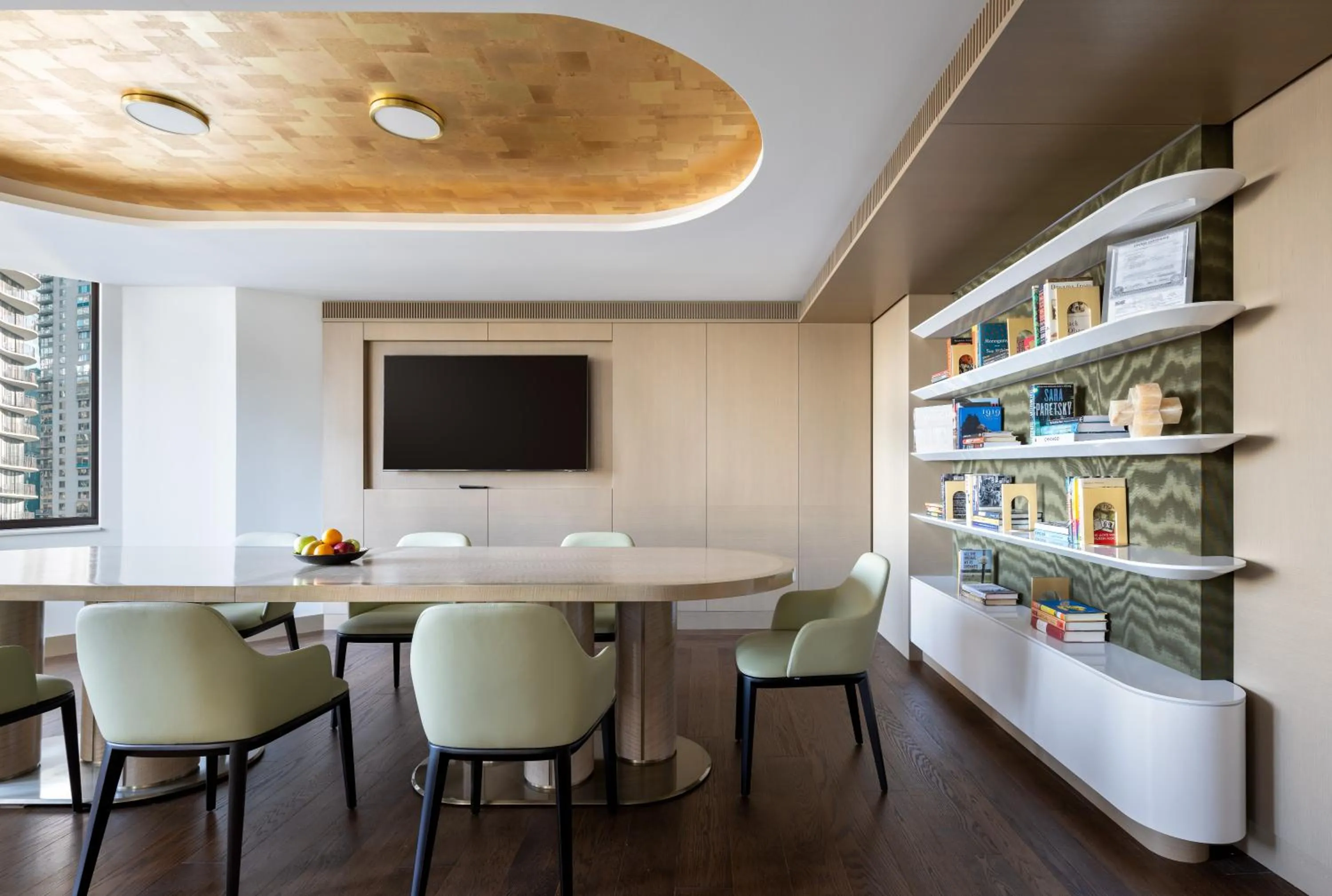 Lounge or bar in Fairmont Chicago Millennium Park