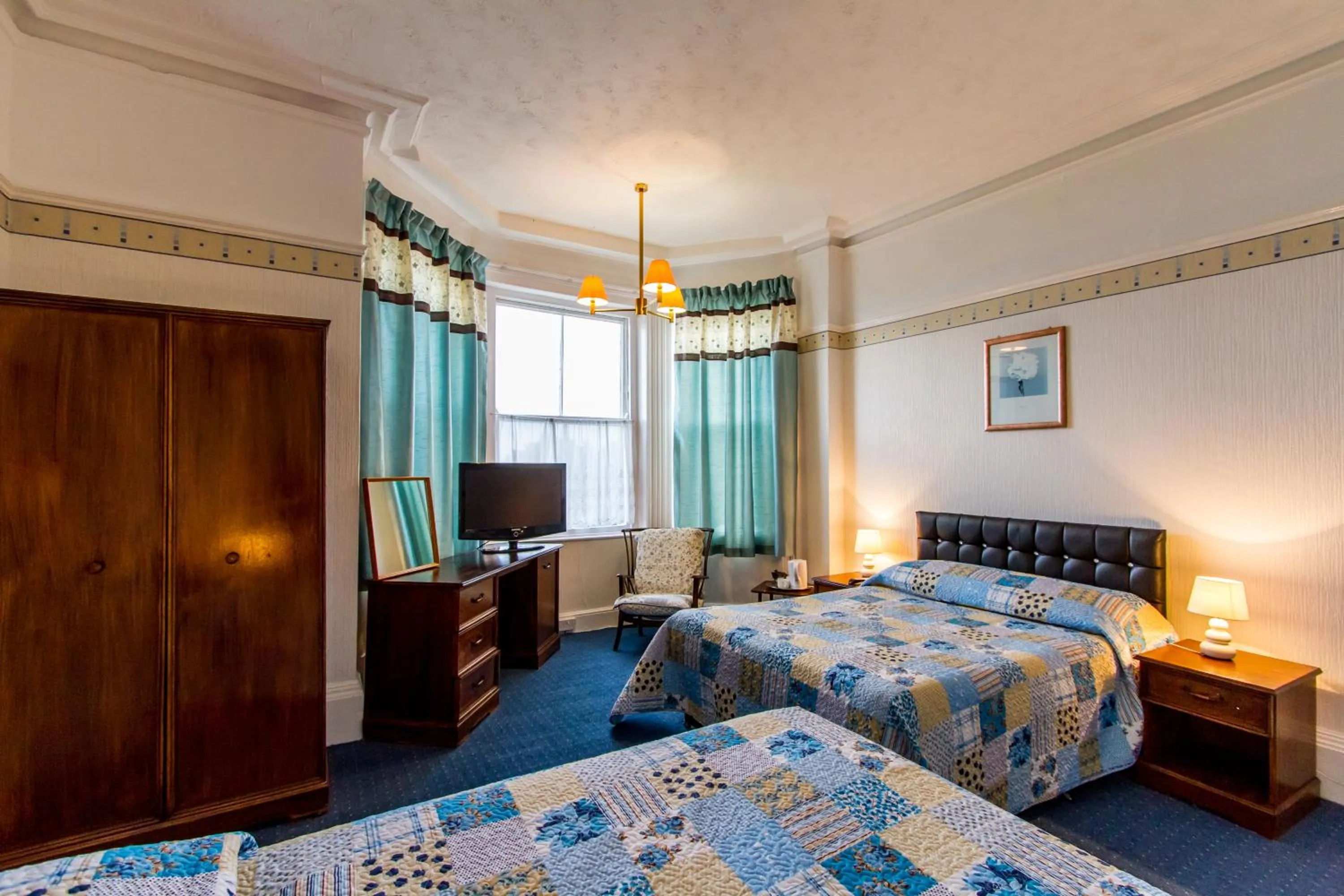 Bedroom, Bed in The Carlton Hotel