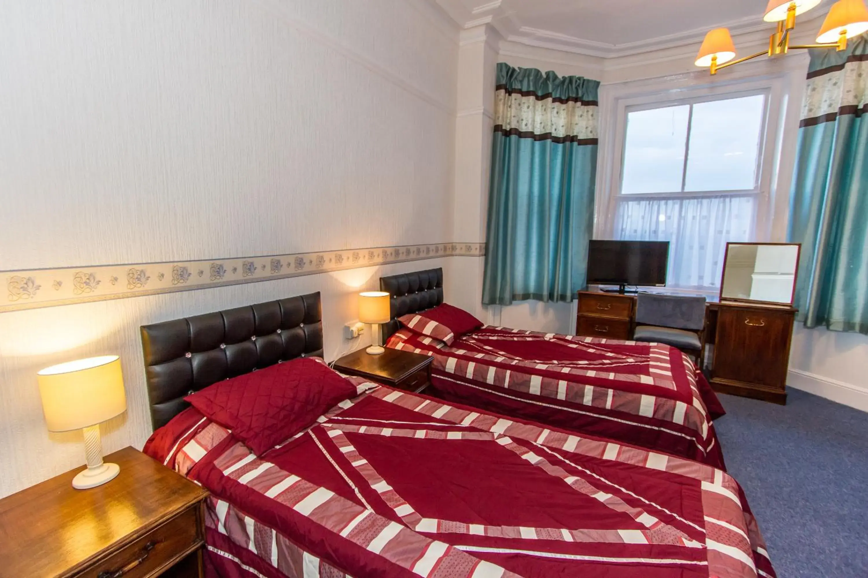Twin Room with Sea View in The Carlton Hotel Twin Room with Sea View in The Carlton Hotel