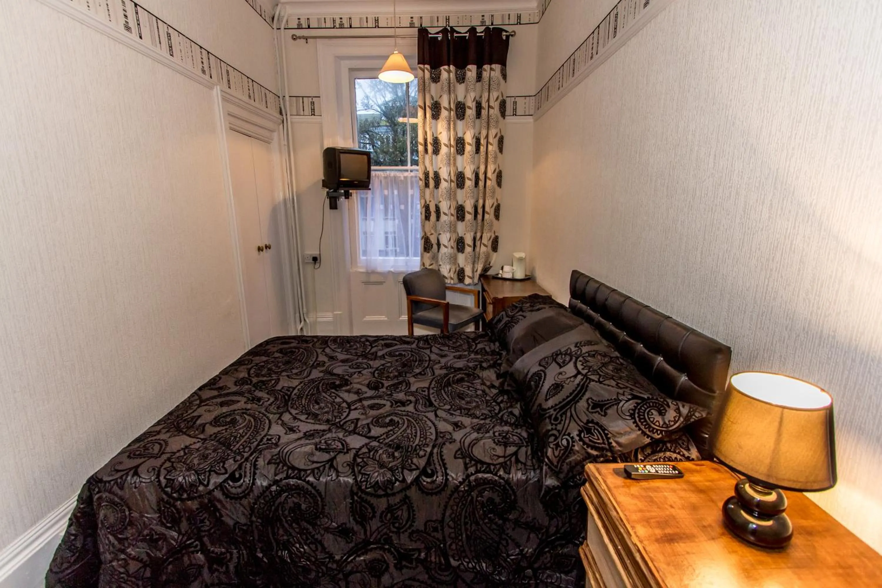 Bedroom, Bed in The Carlton Hotel