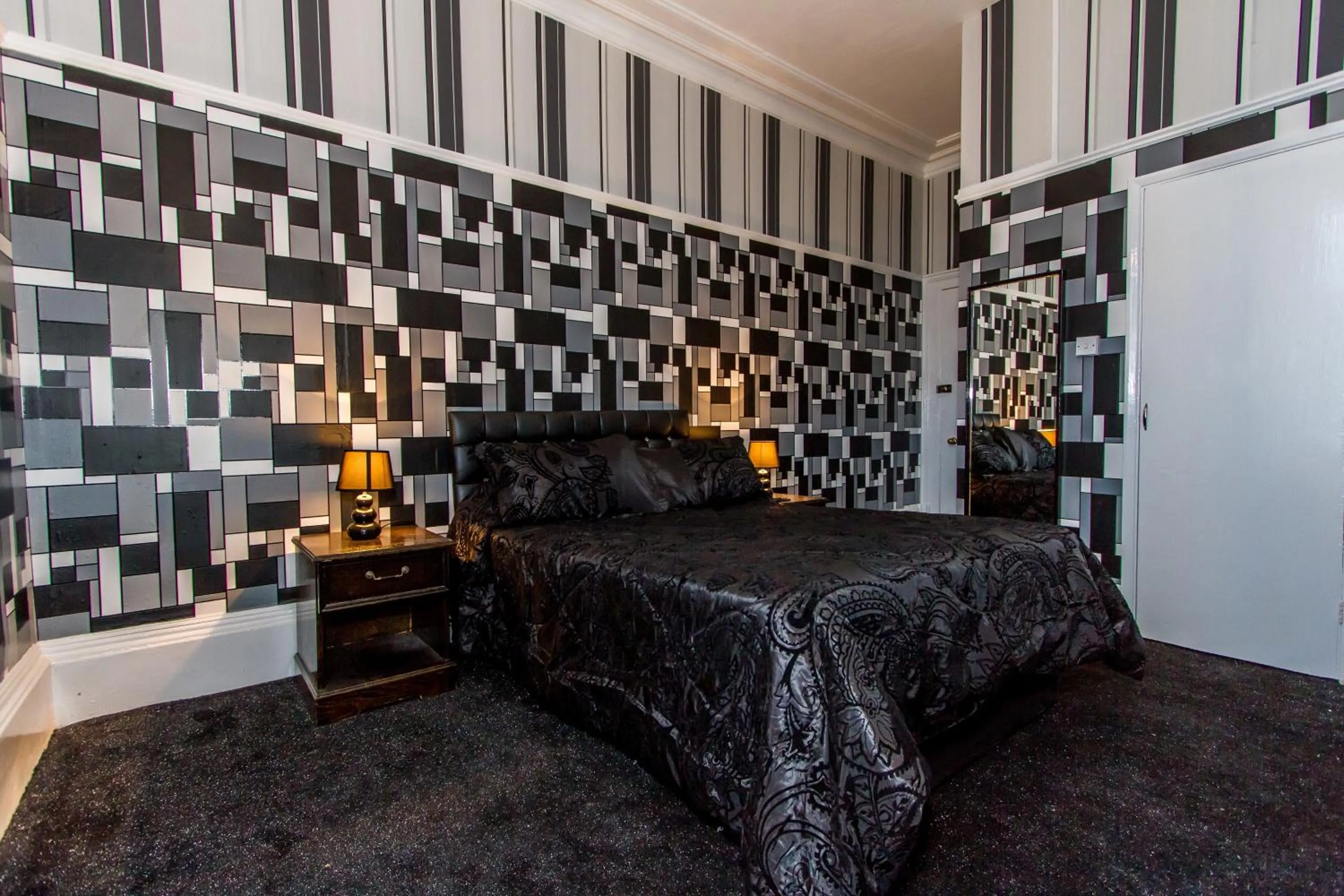 Bedroom, Bed in The Carlton Hotel