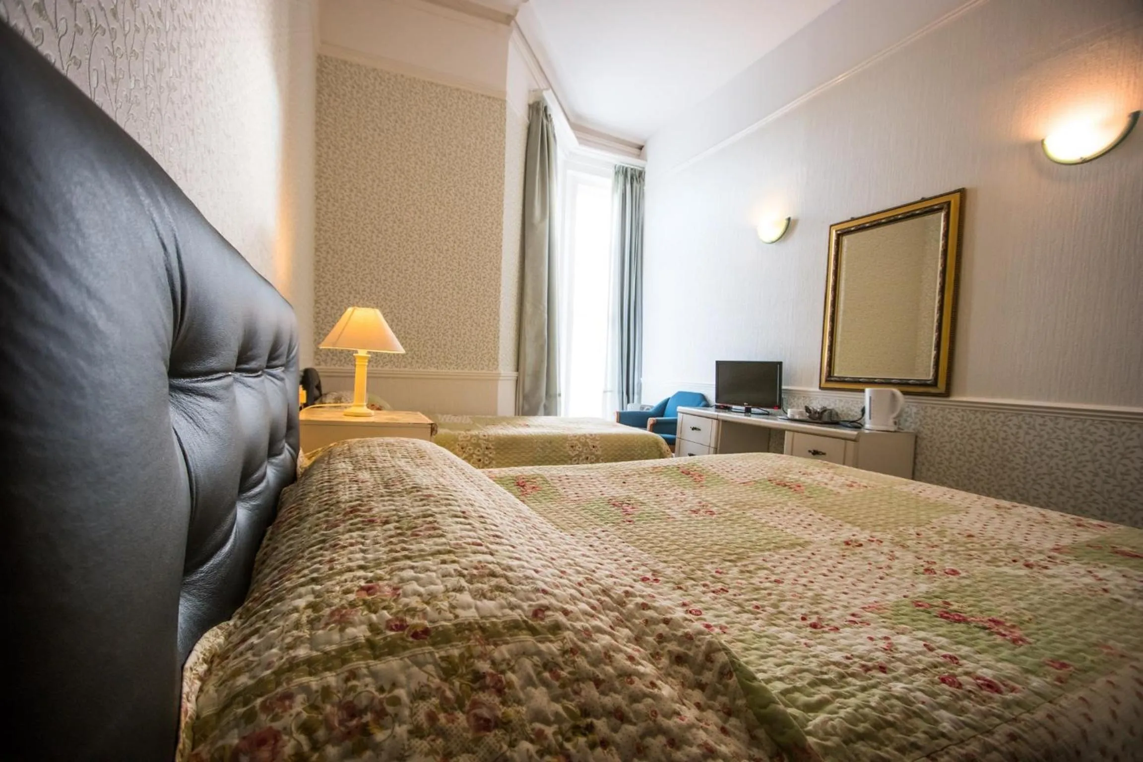 Day, Bed in The Carlton Hotel