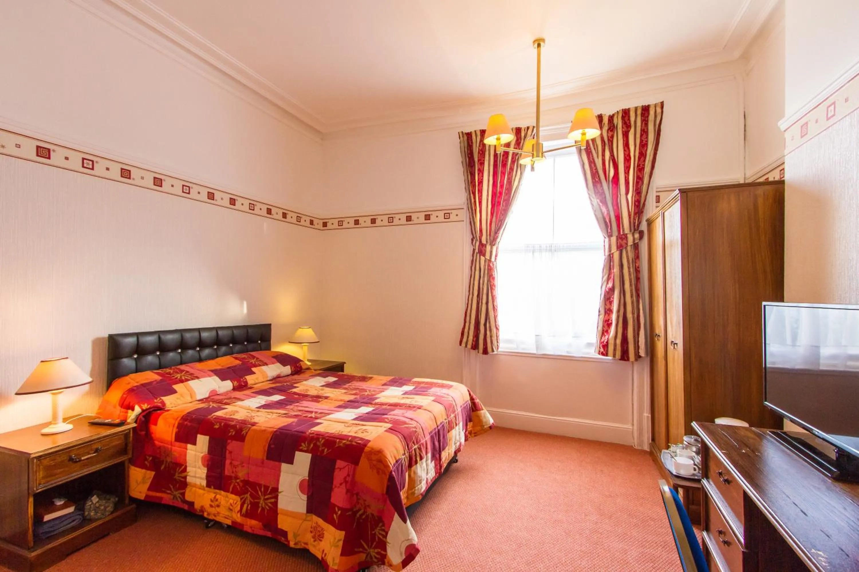 Bedroom, Bed in The Carlton Hotel