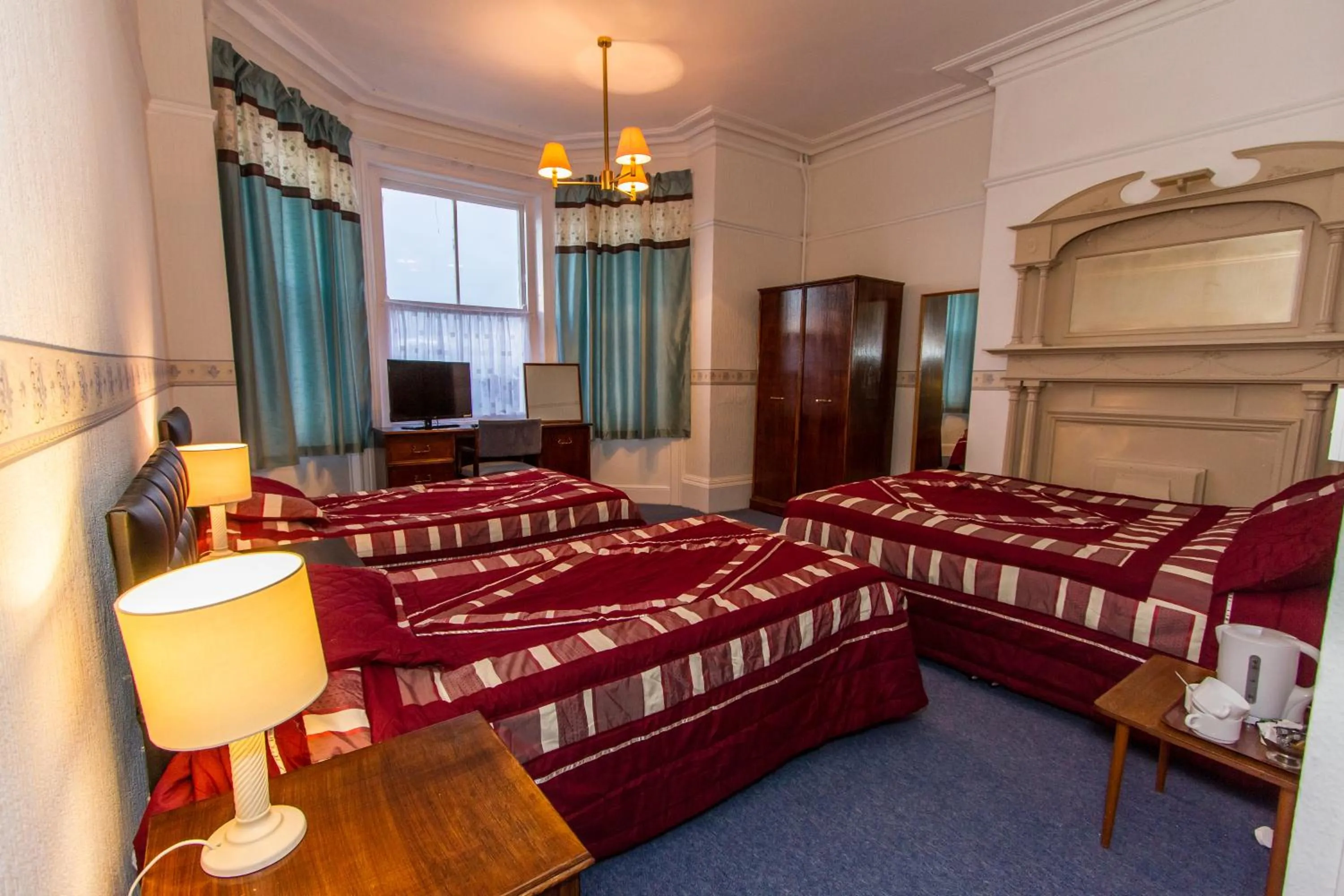 Bedroom, Bed in The Carlton Hotel