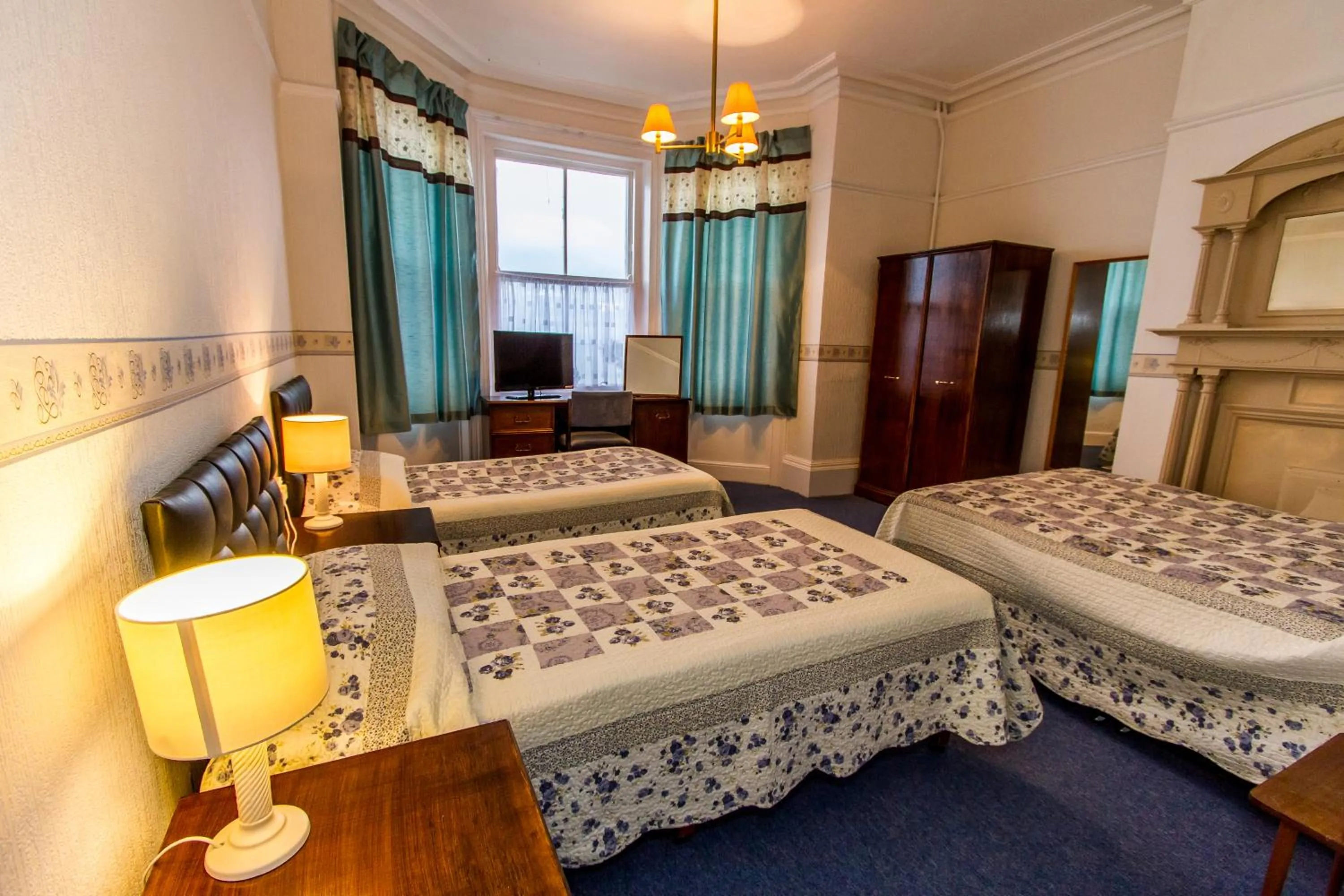 Bedroom, Bed in The Carlton Hotel