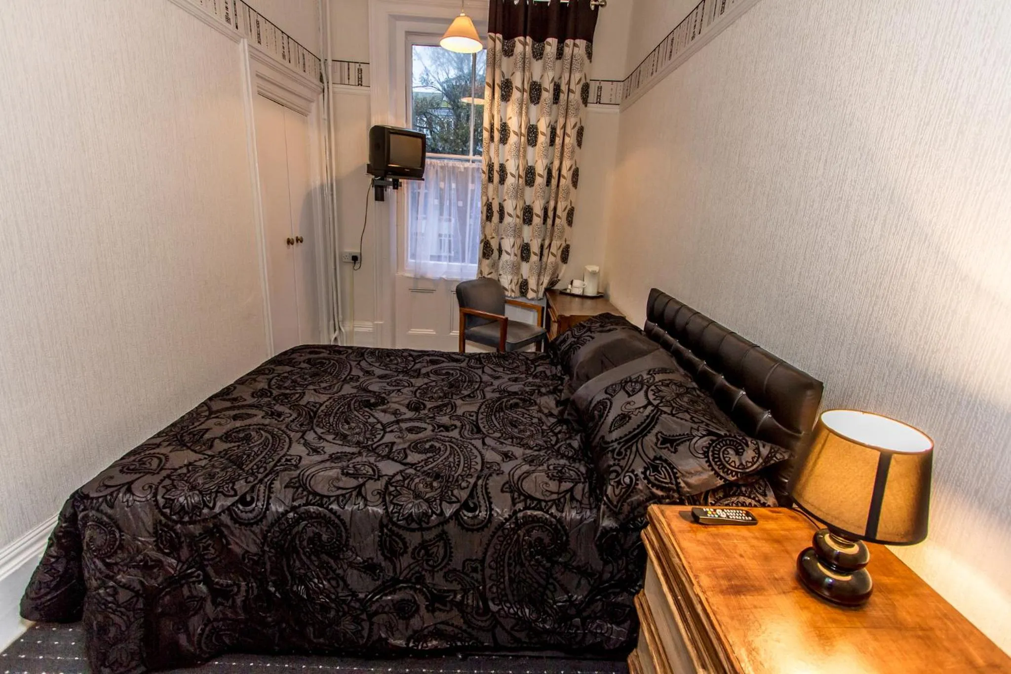 Day, Bed in The Carlton Hotel