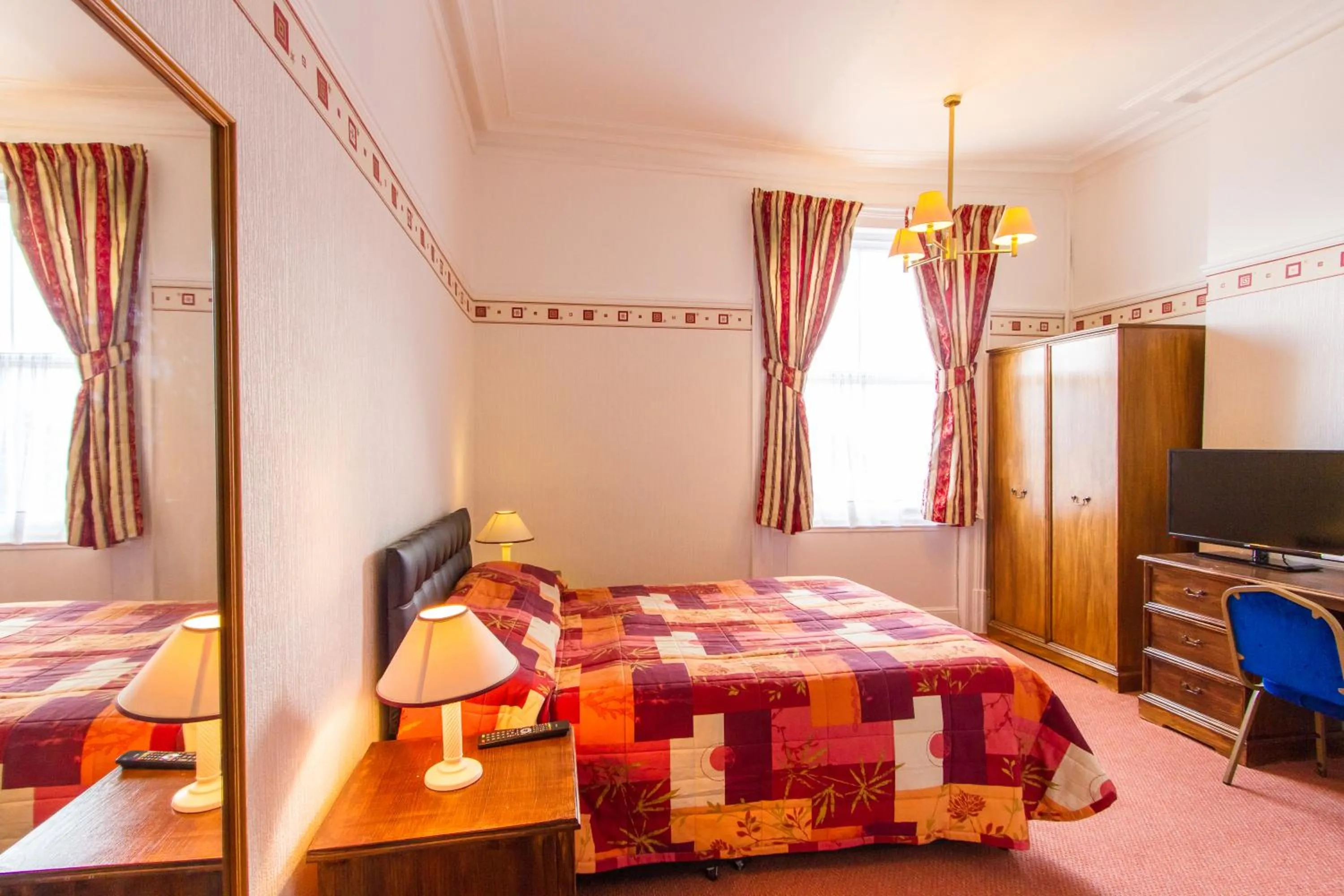 Bedroom, Bed in The Carlton Hotel