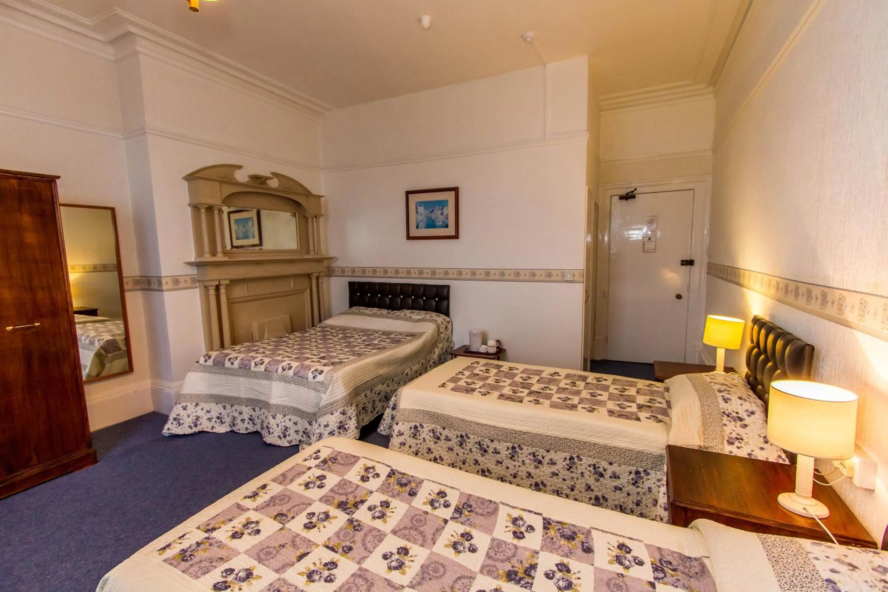 Bedroom, Bed in The Carlton Hotel