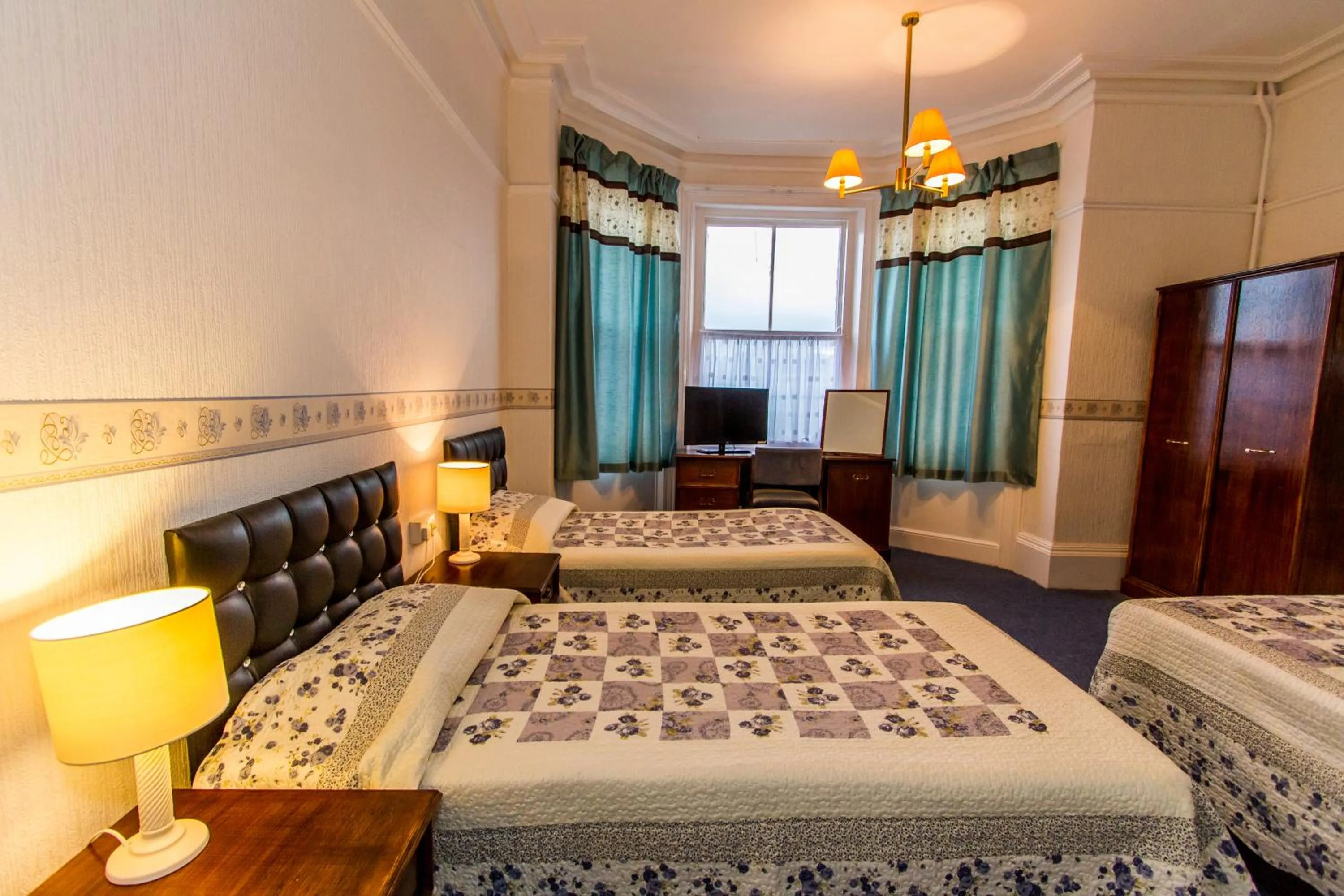 Bedroom, Bed in The Carlton Hotel