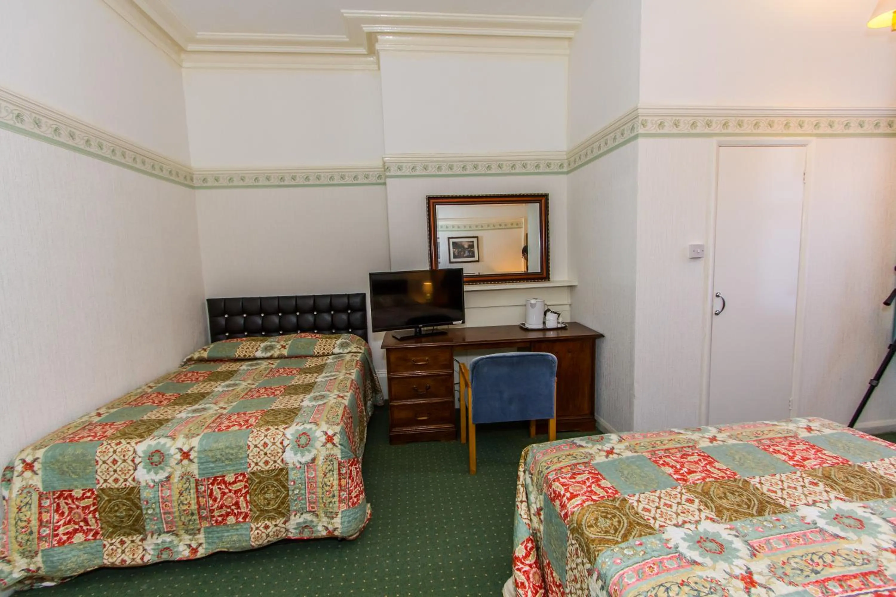 Bedroom, Bed in The Carlton Hotel