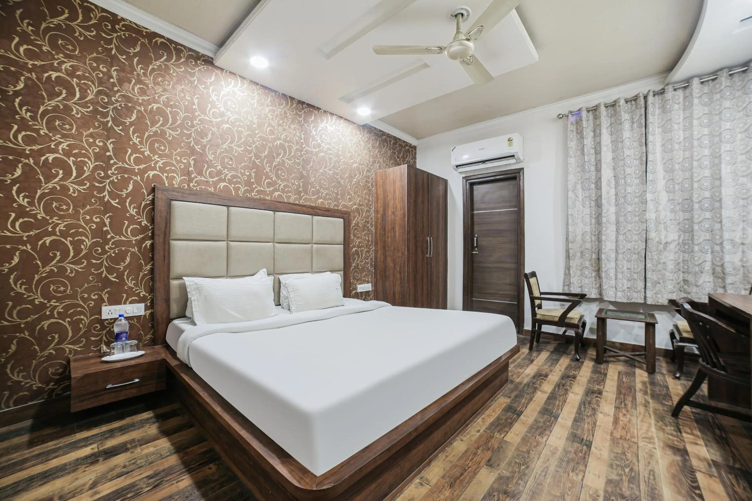 Bedroom, Bed in Townhouse Hollywood Heights