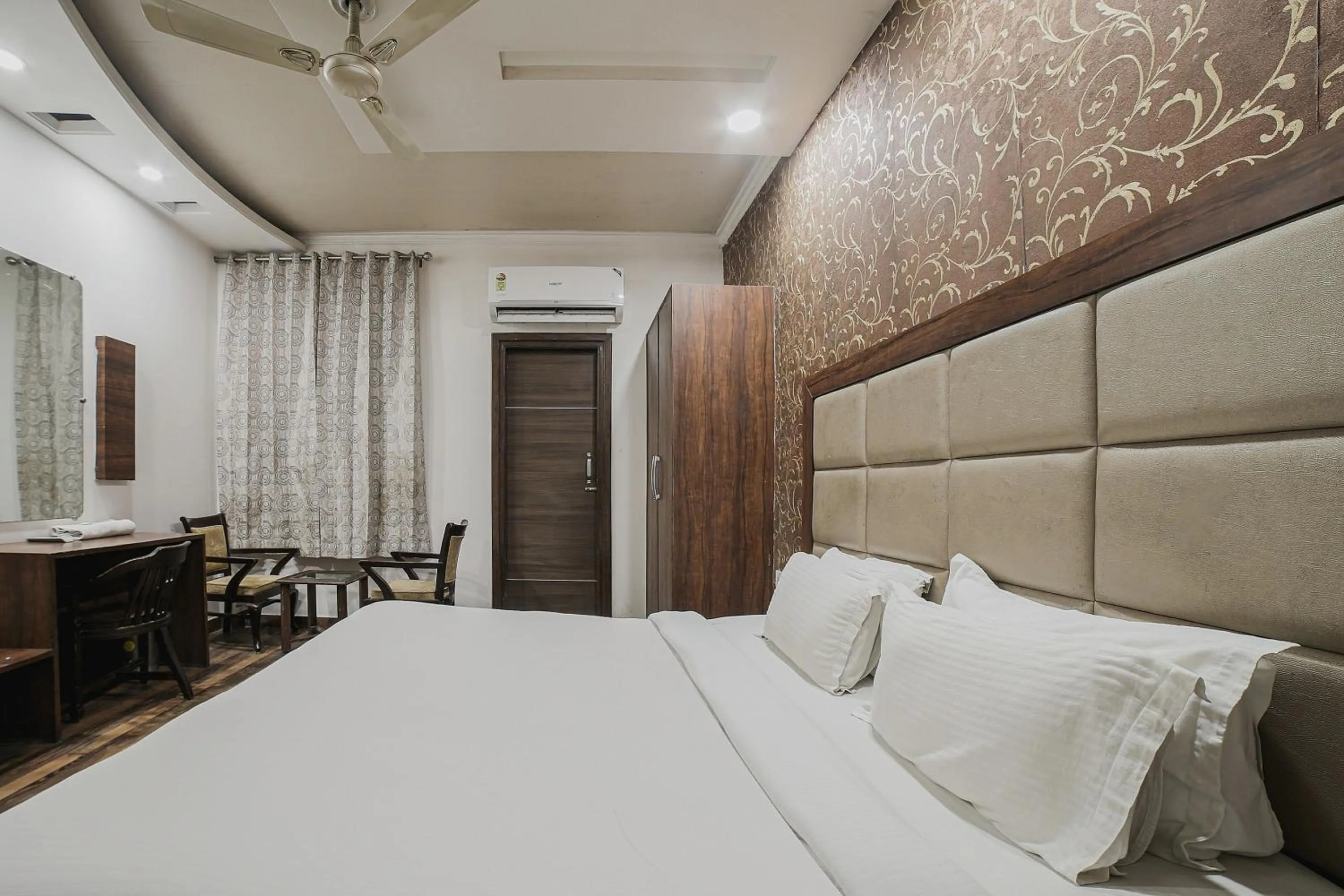 Bedroom, Bed in Townhouse Hollywood Heights