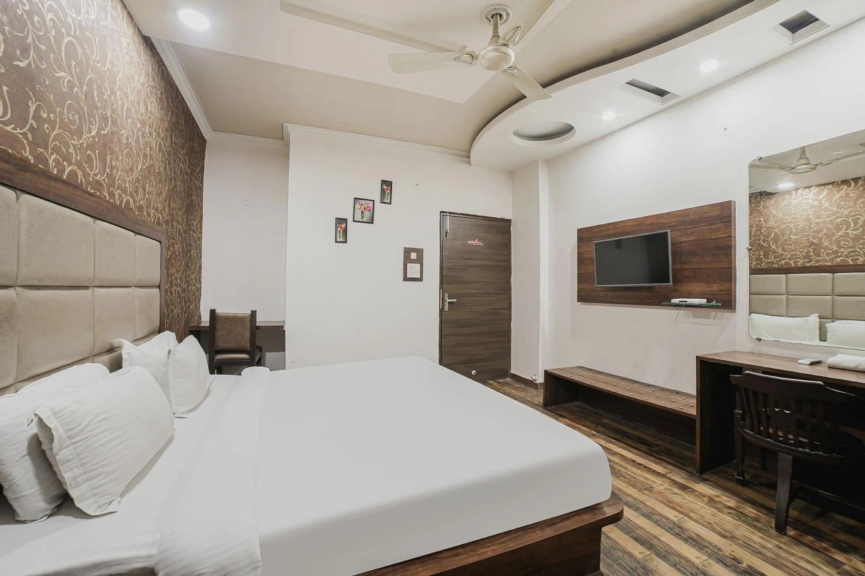 Bedroom, Bed in Townhouse Hollywood Heights