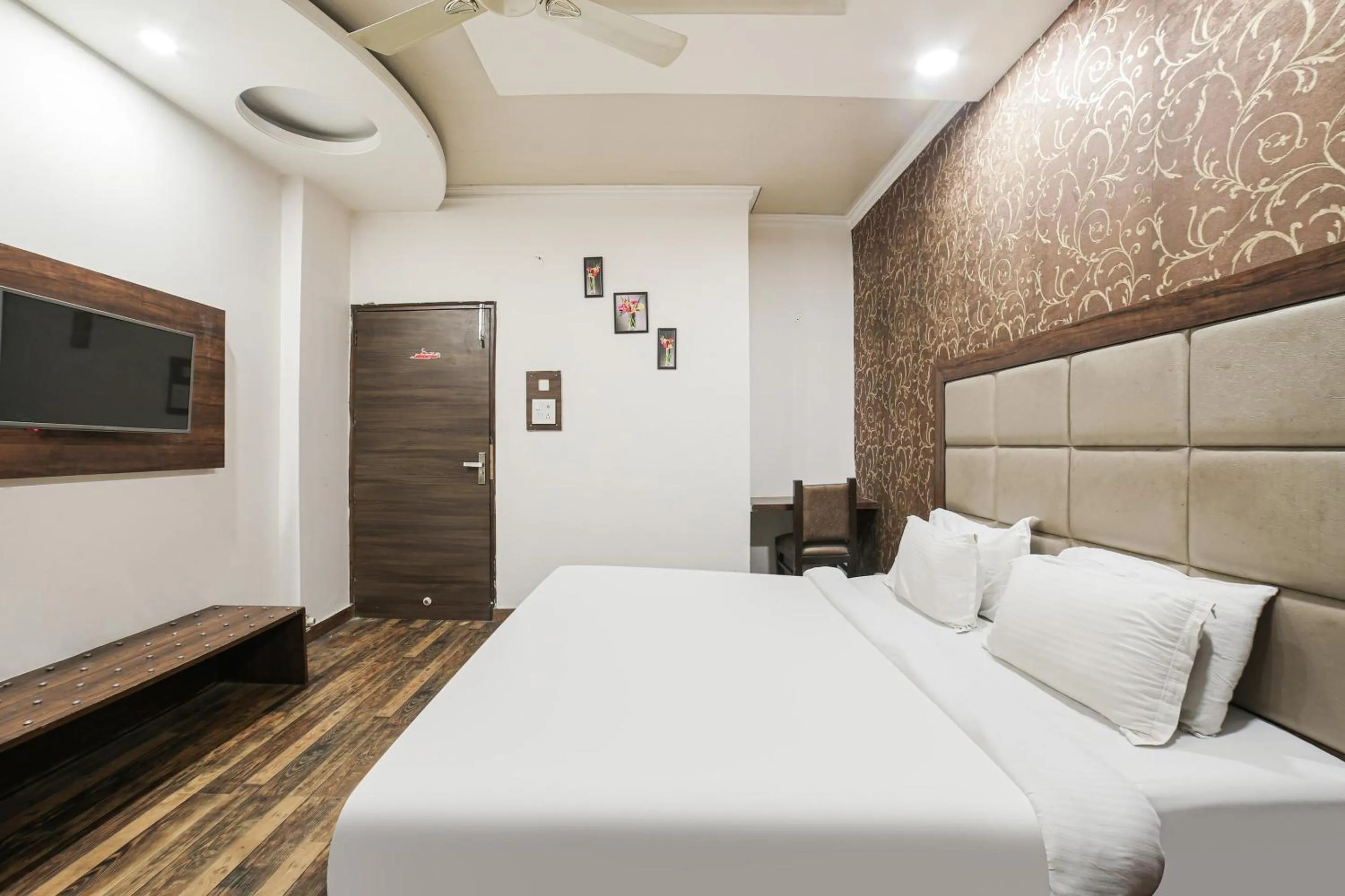 Bedroom, Bed in Townhouse Hollywood Heights