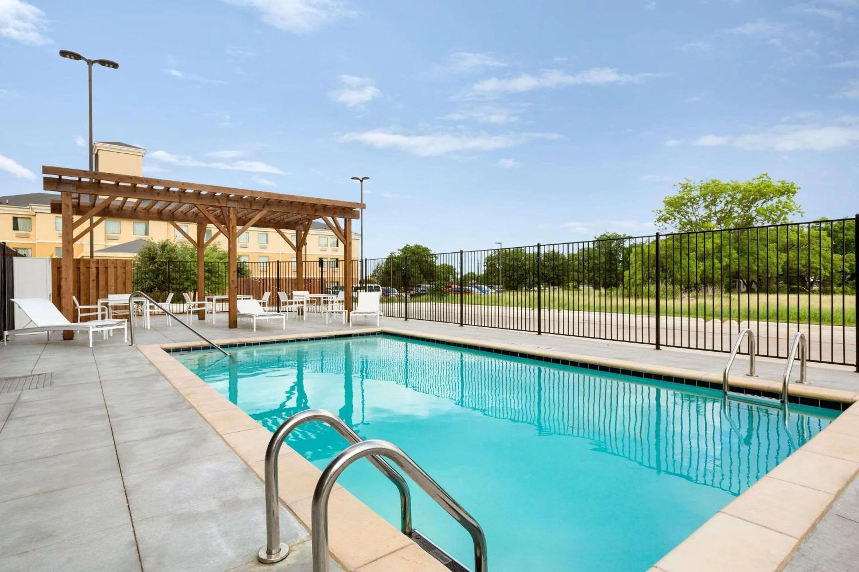 Swimming pool in Country Inn & Suites by Radisson, New Braunfels, TX