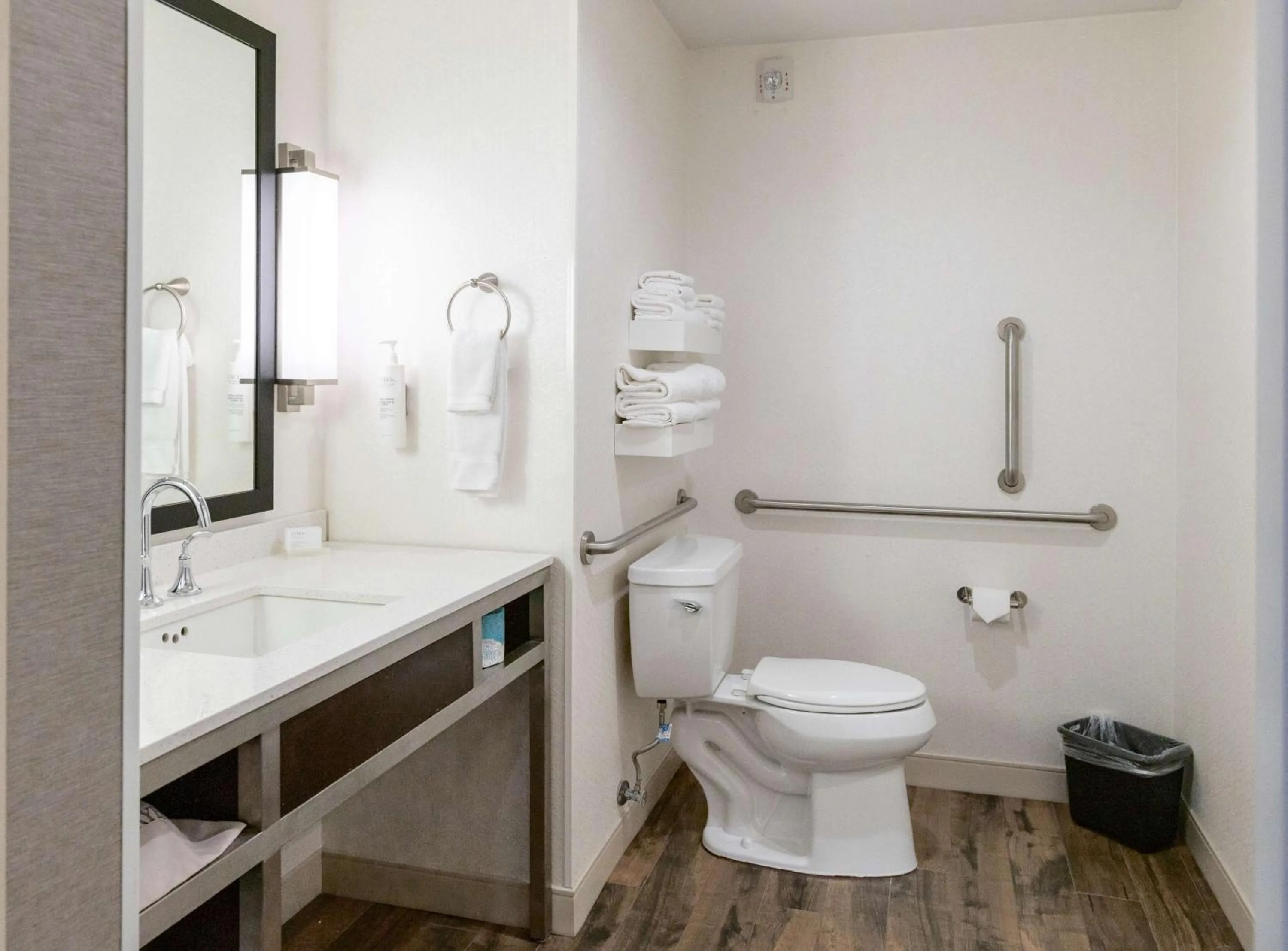 Bathroom in Hilton Garden Inn Austin Airport