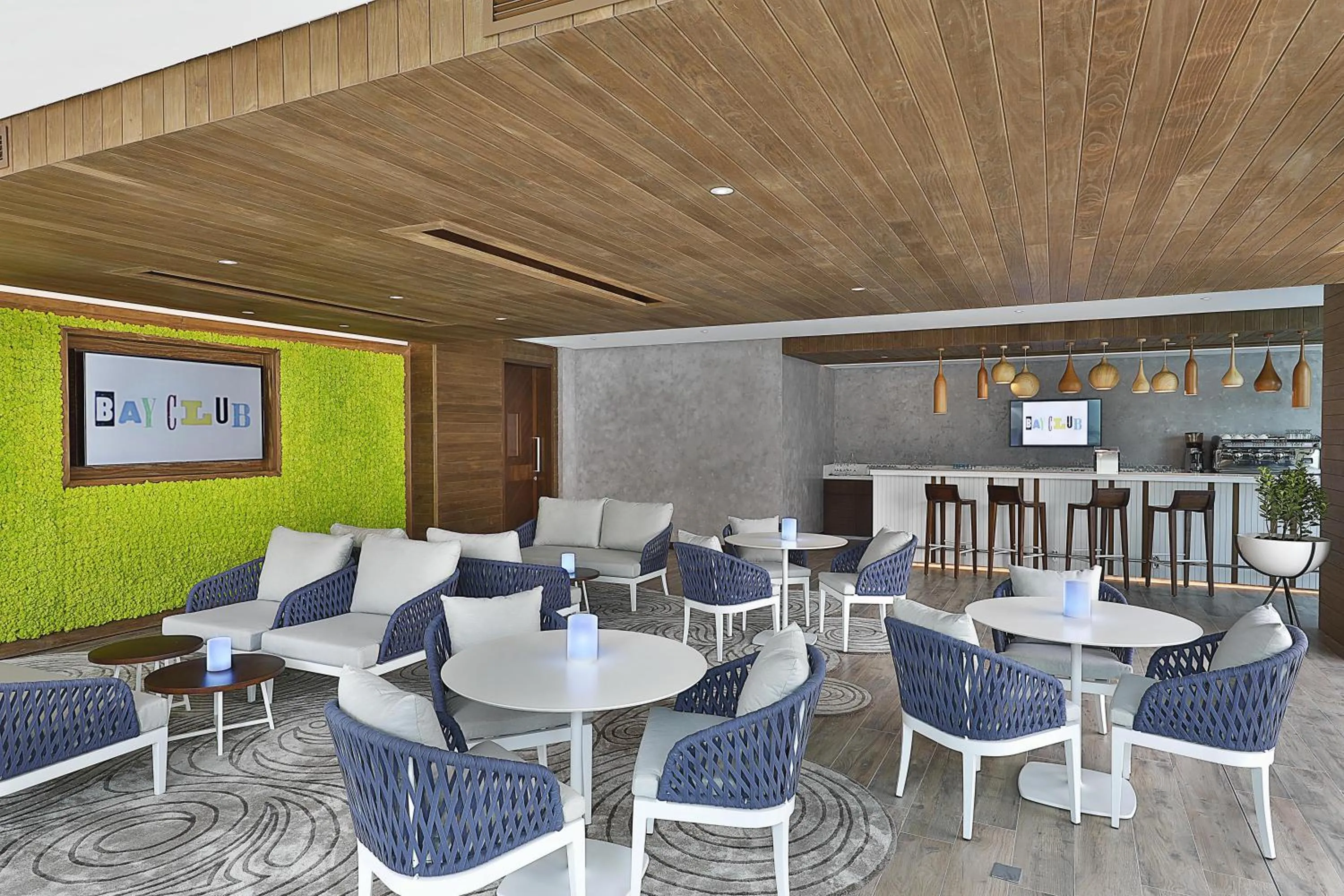 Lounge or bar in DoubleTree by Hilton Dubai - Business Bay