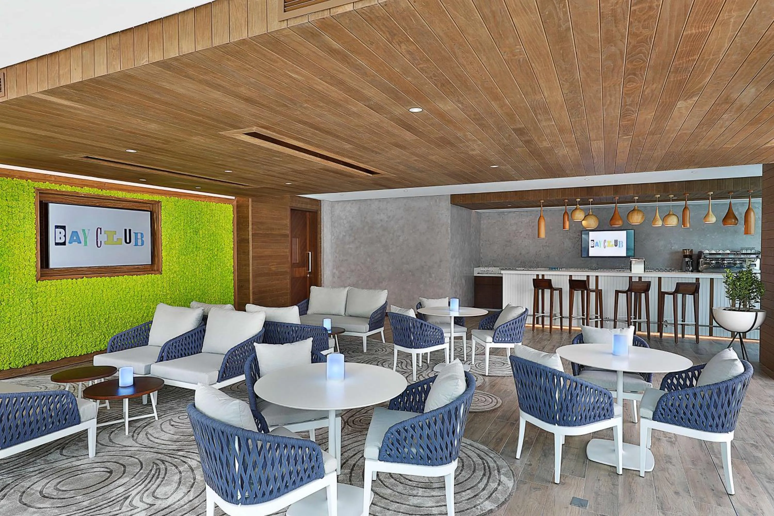 Lounge or bar in DoubleTree by Hilton Dubai - Business Bay