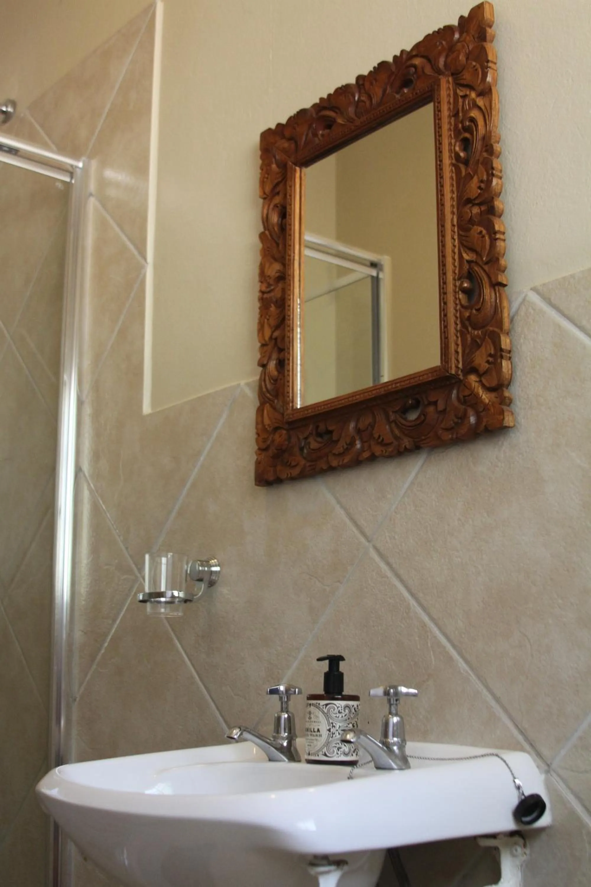 Shower in Ripple Hill Hotel