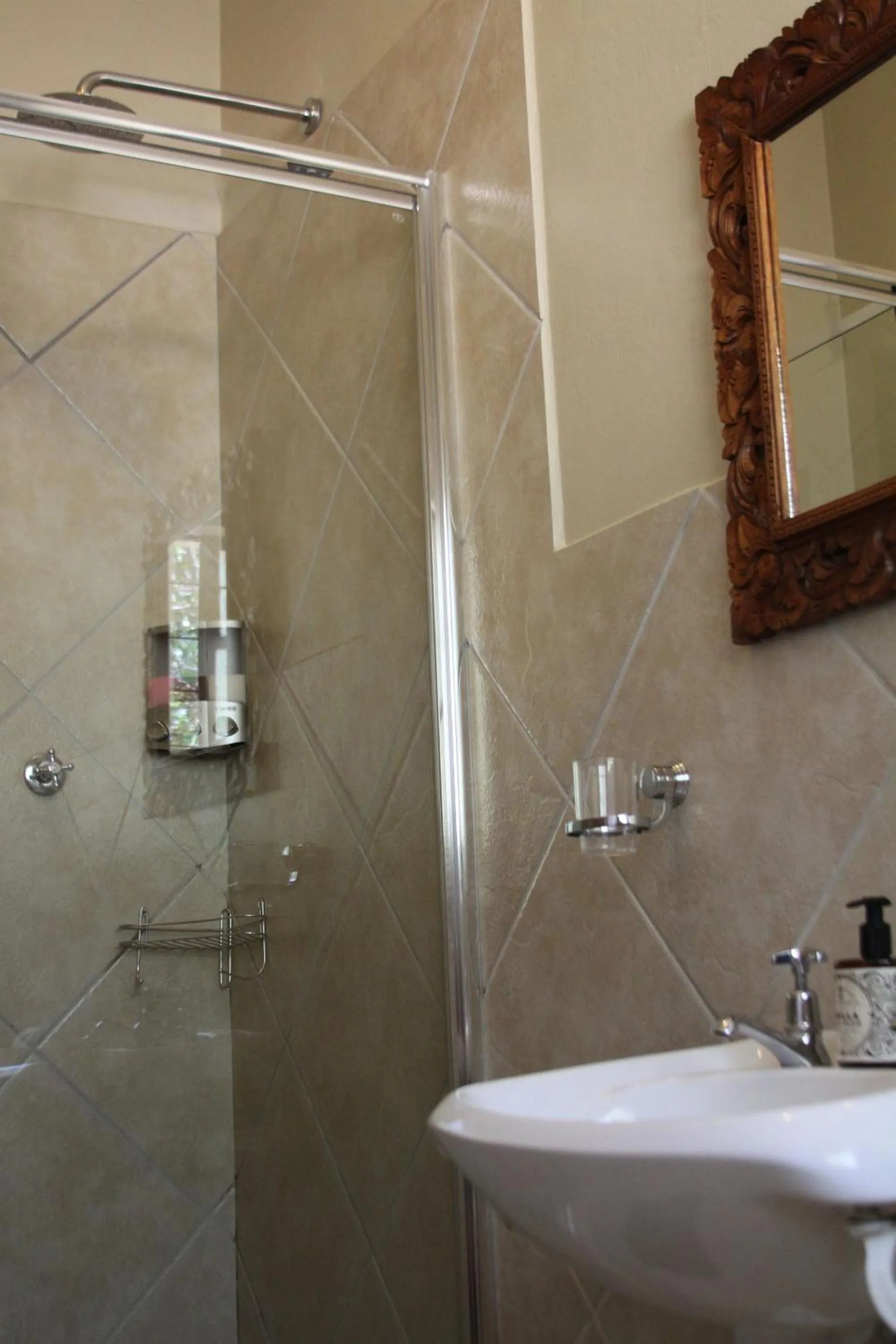 Shower in Ripple Hill Hotel