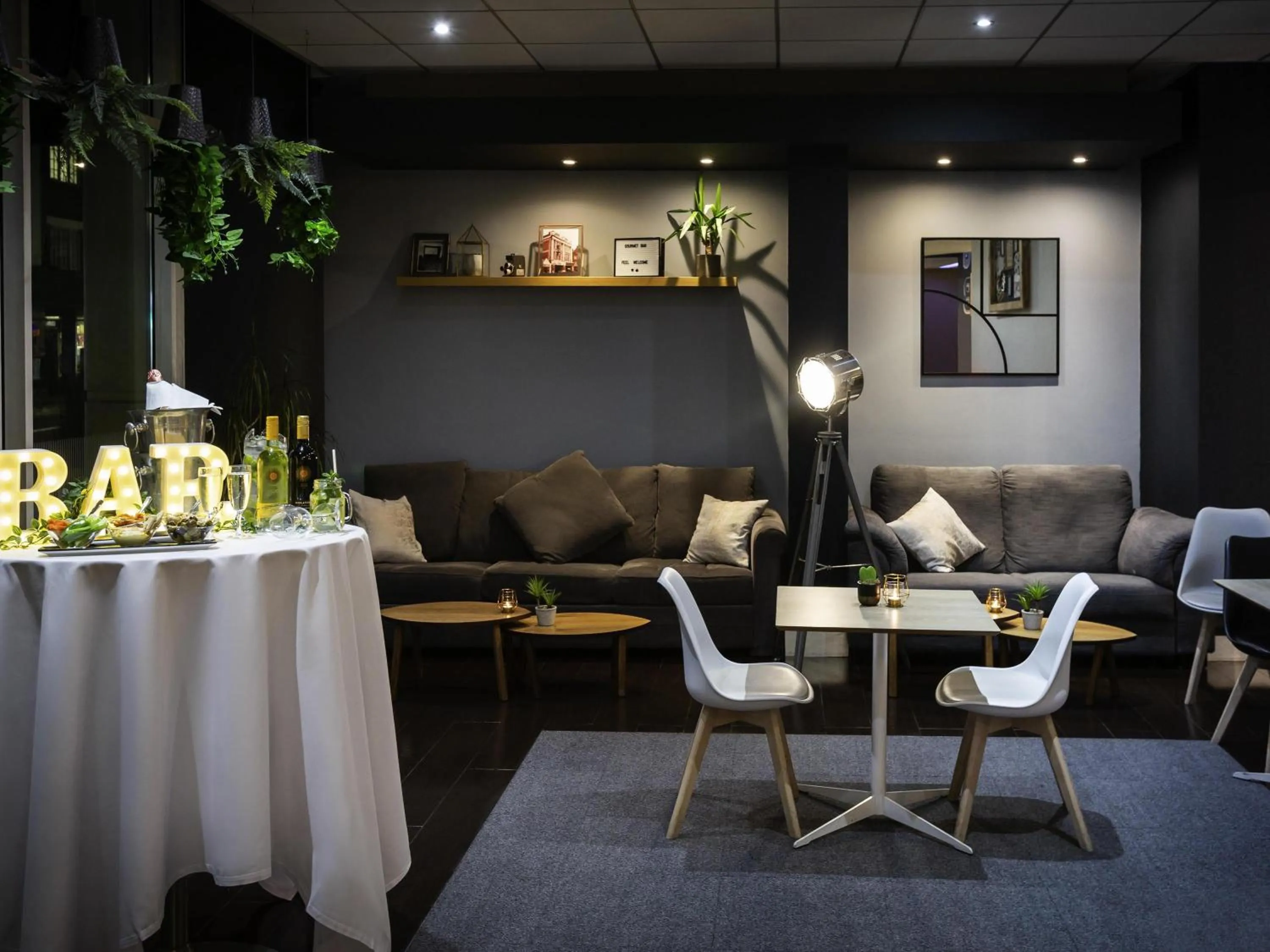 Lounge or bar in Novotel Reading Centre