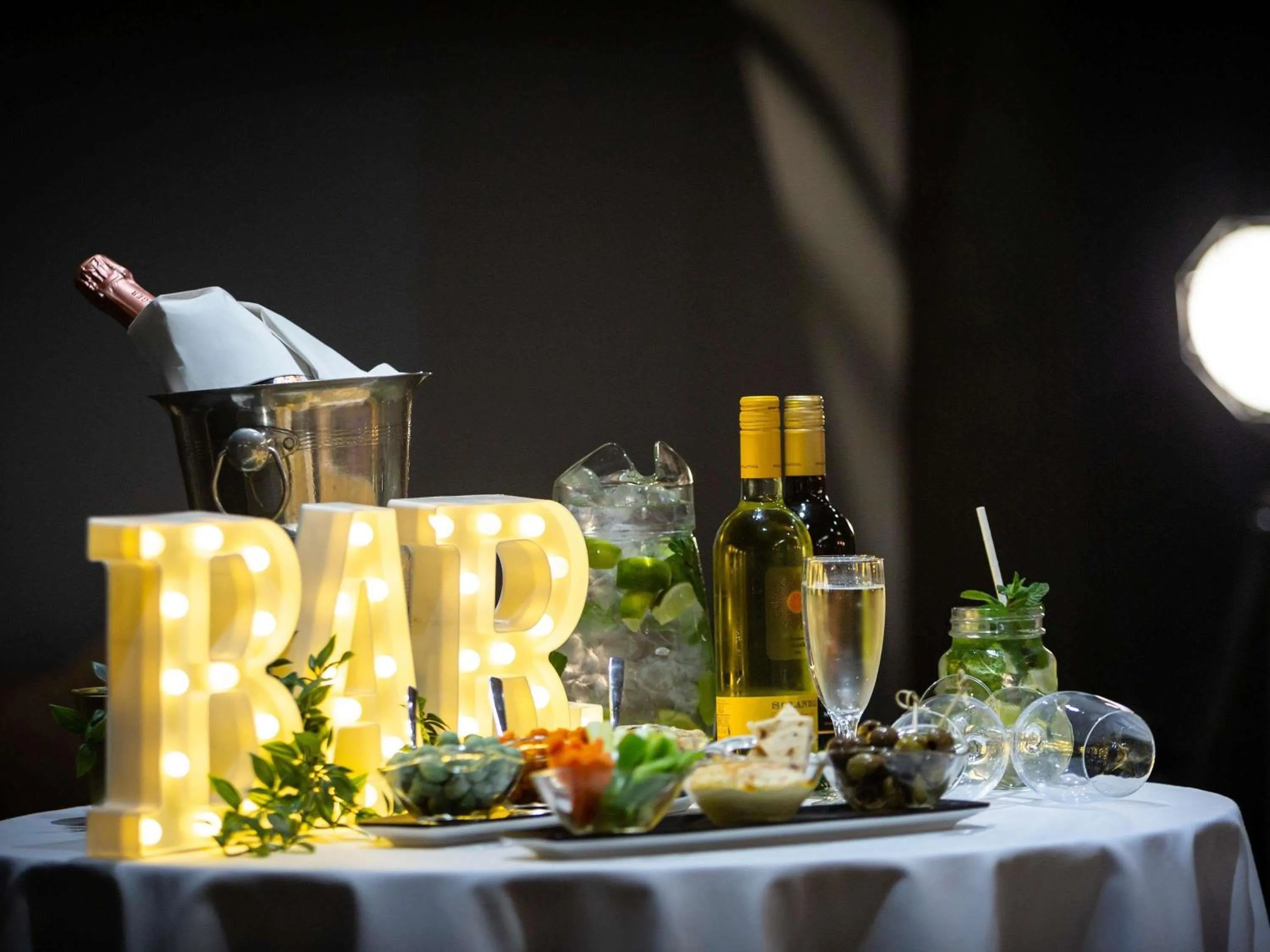 Lounge or bar in Novotel Reading Centre