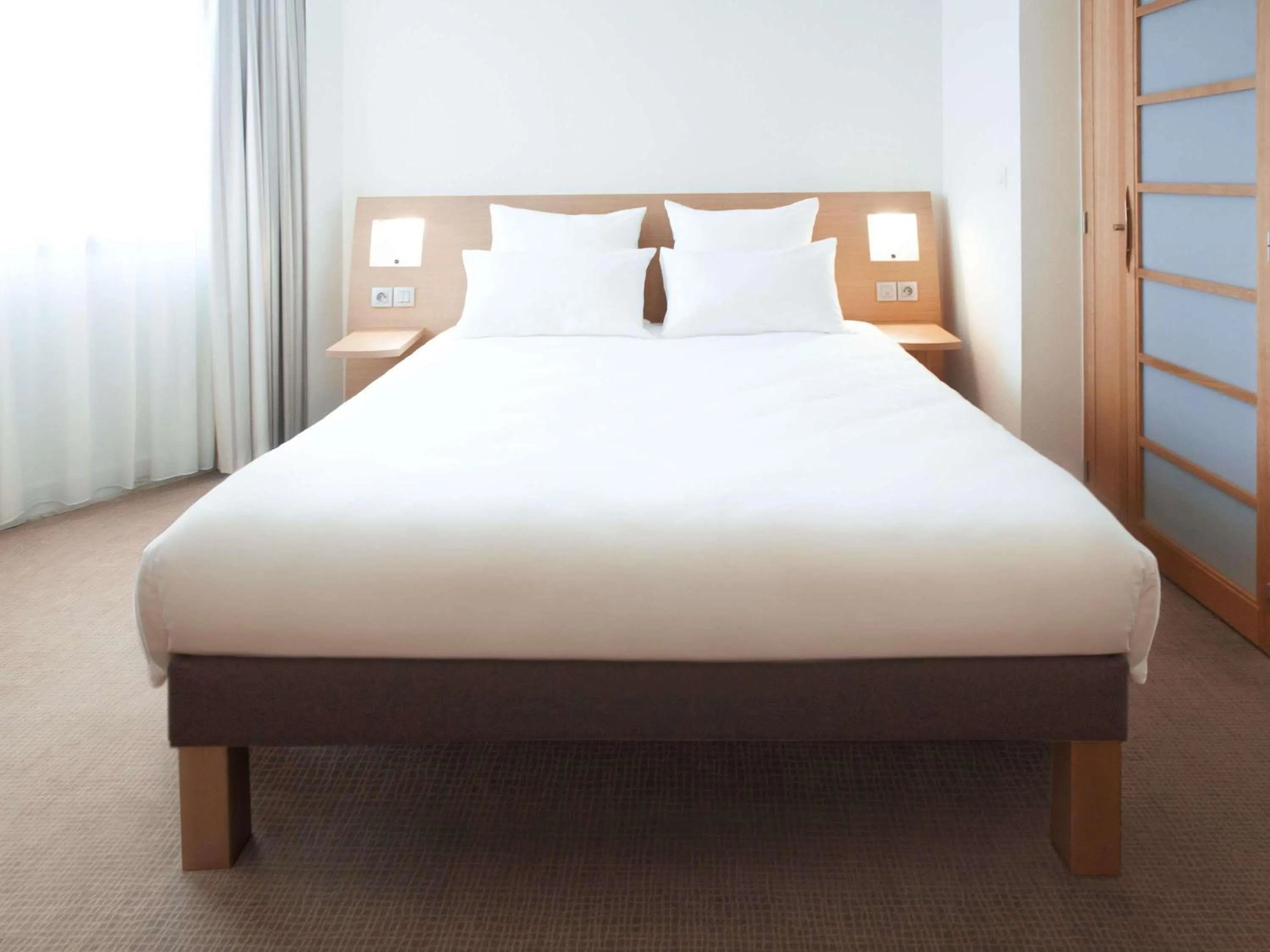 Bedroom, Bed in Novotel Reading Centre