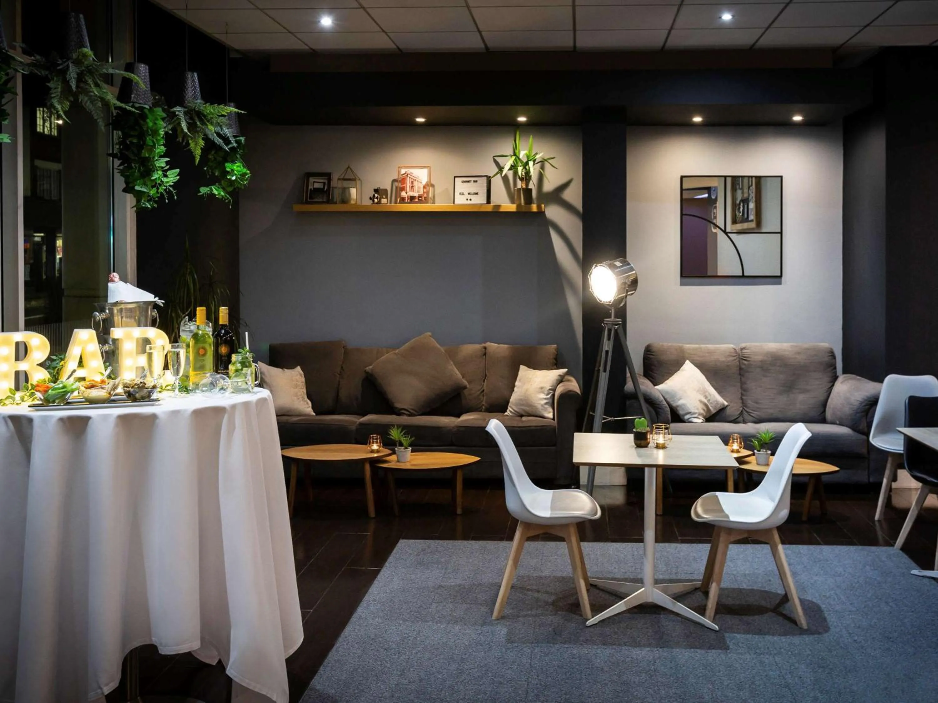 Lounge or bar in Novotel Reading Centre