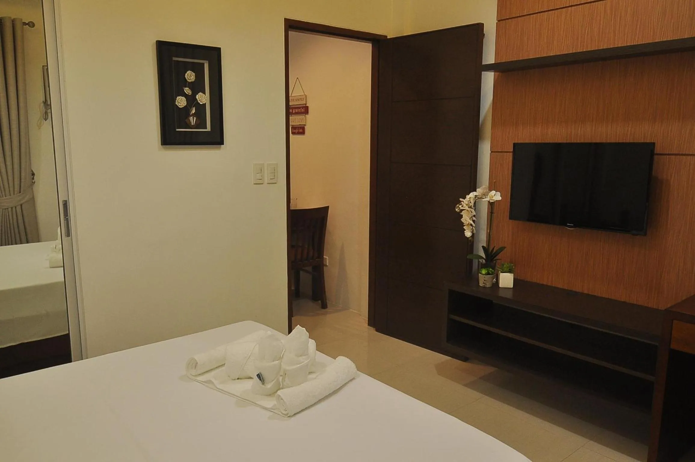 Dining area, Bed in Rishan Village Residences