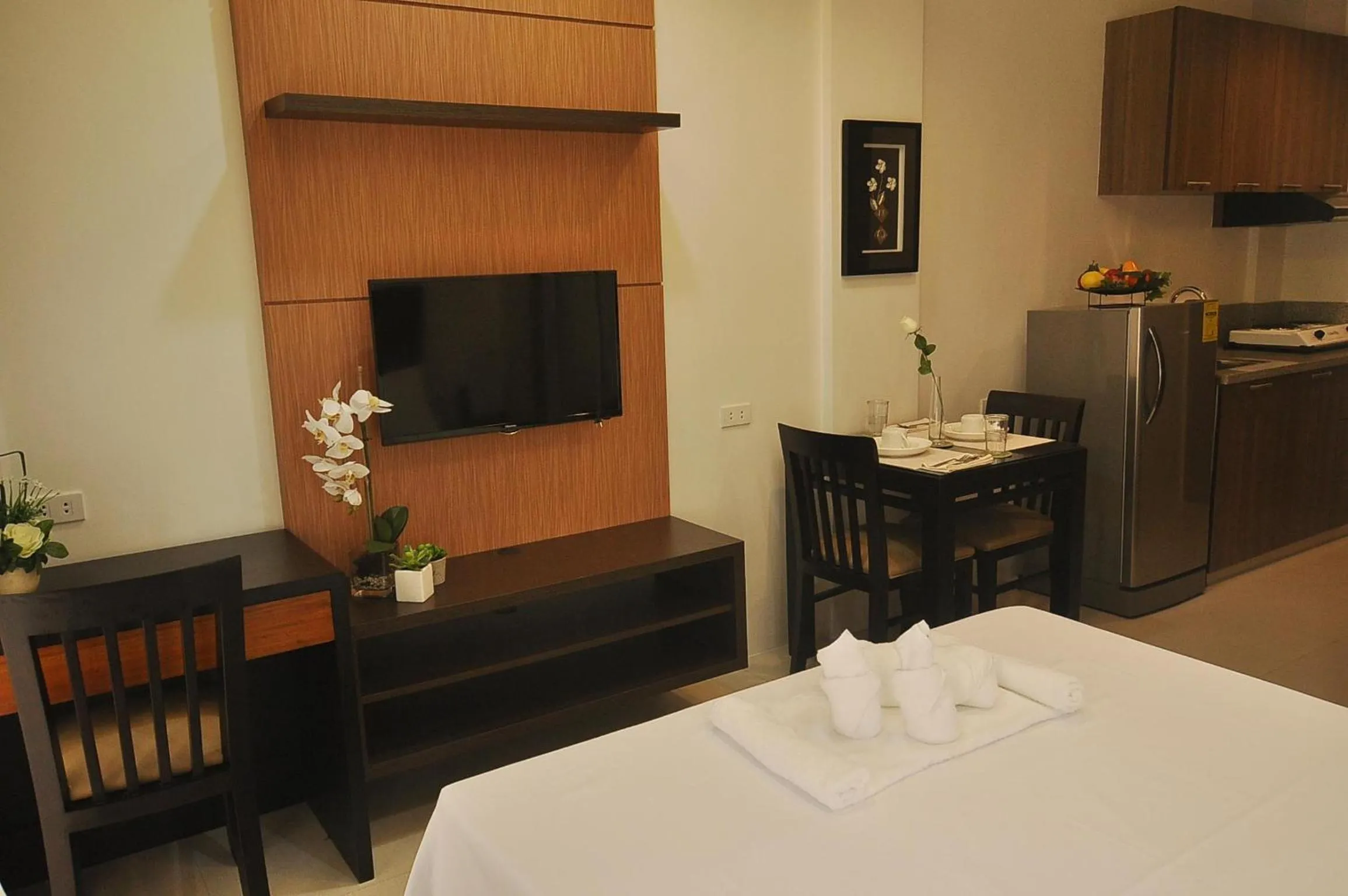 Kitchen or kitchenette, Bed in Rishan Village Residences