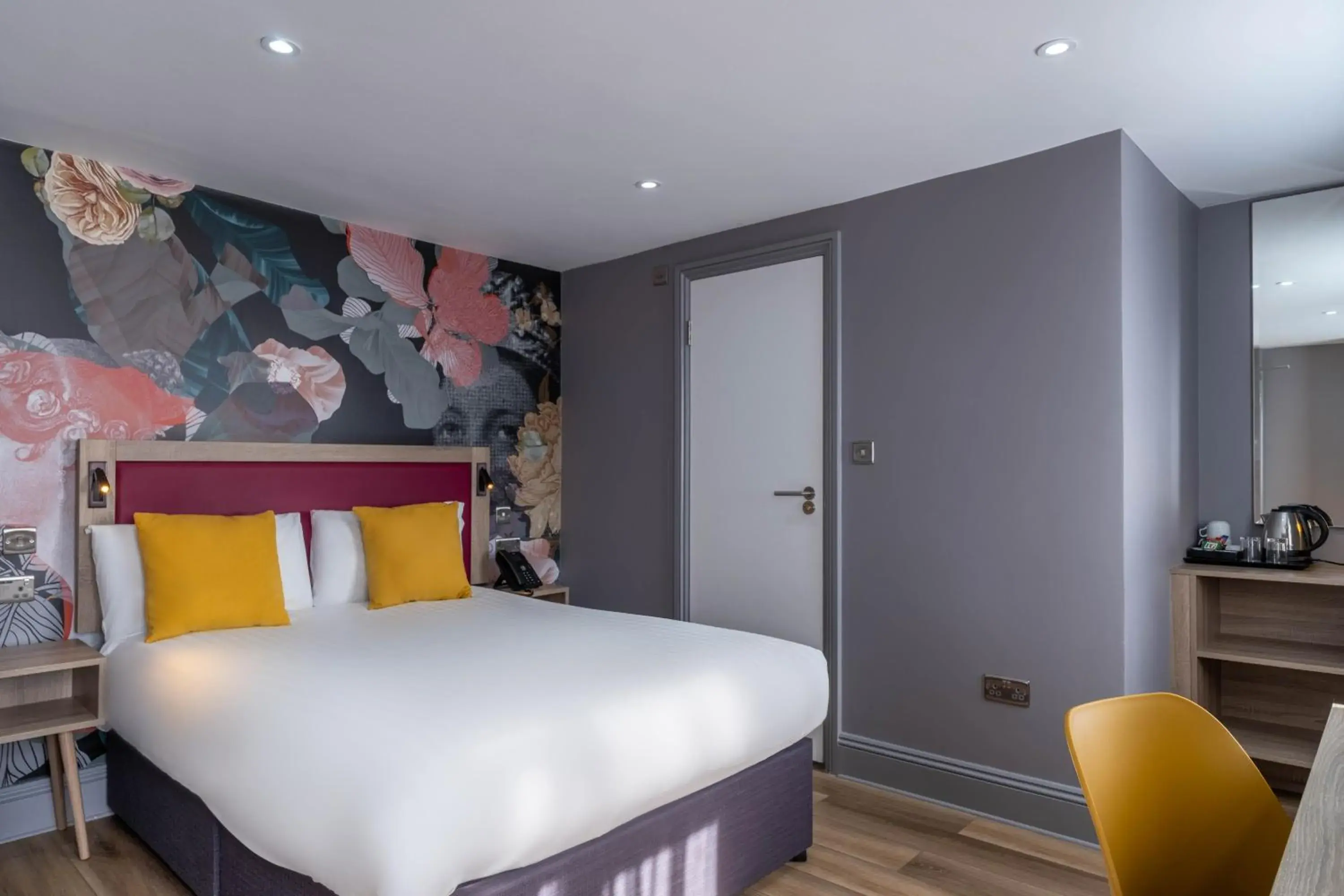 Bedroom, Bed in Comfort Inn Edgware Road W2 Bedroom, Bed in Comfort Inn Edgware Road W2