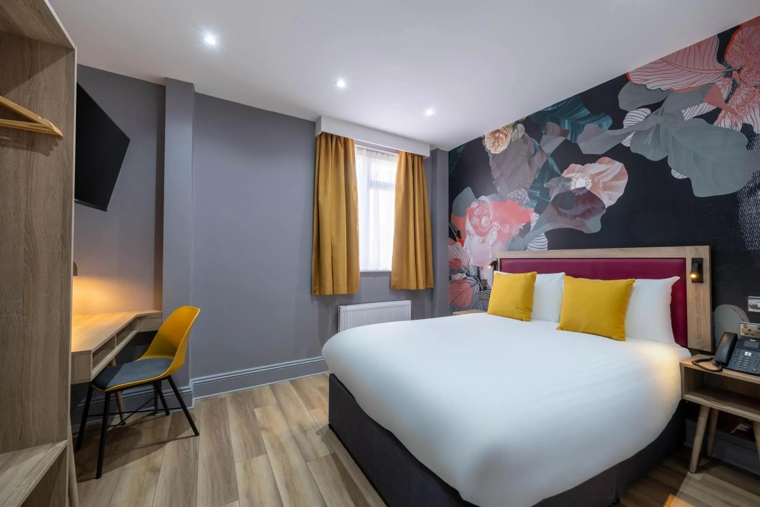 Bedroom, Bed in Comfort Inn Edgware Road W2 Bedroom, Bed in Comfort Inn Edgware Road W2