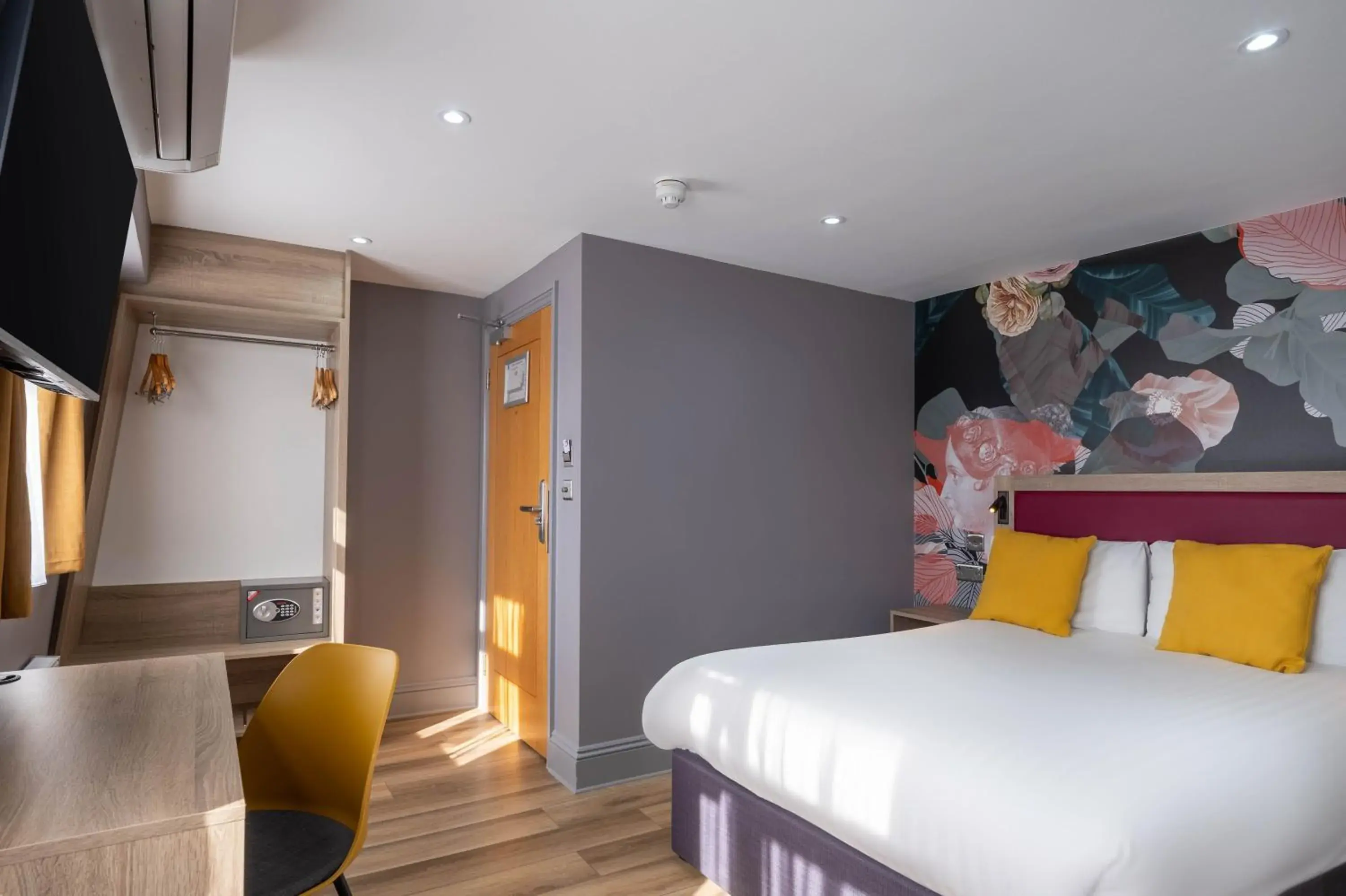 Bedroom, Bed in Comfort Inn Edgware Road W2 Bedroom, Bed in Comfort Inn Edgware Road W2