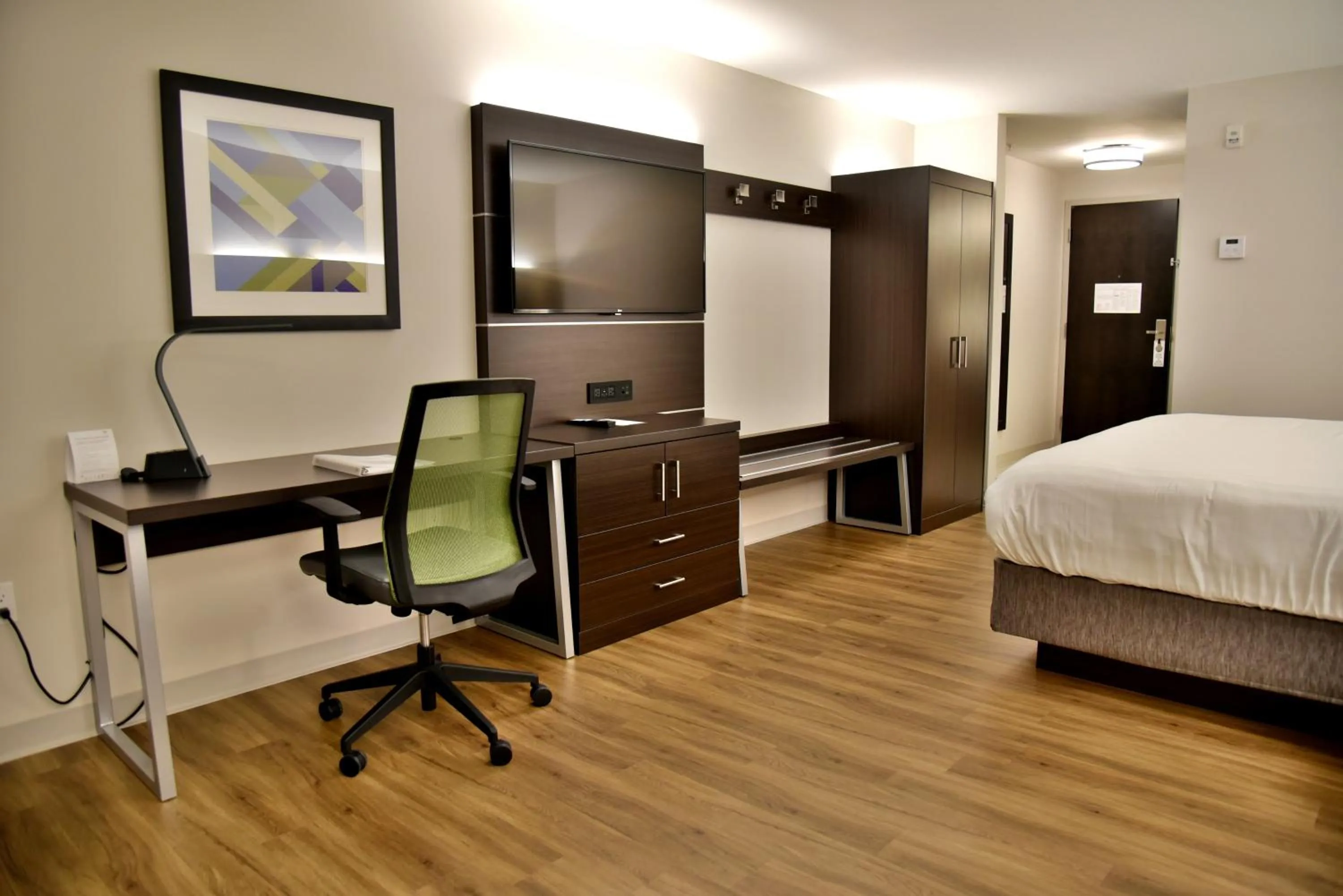 Bedroom, Bed in Holiday Inn Express & Suites - Gatineau - Ottawa by IHG
