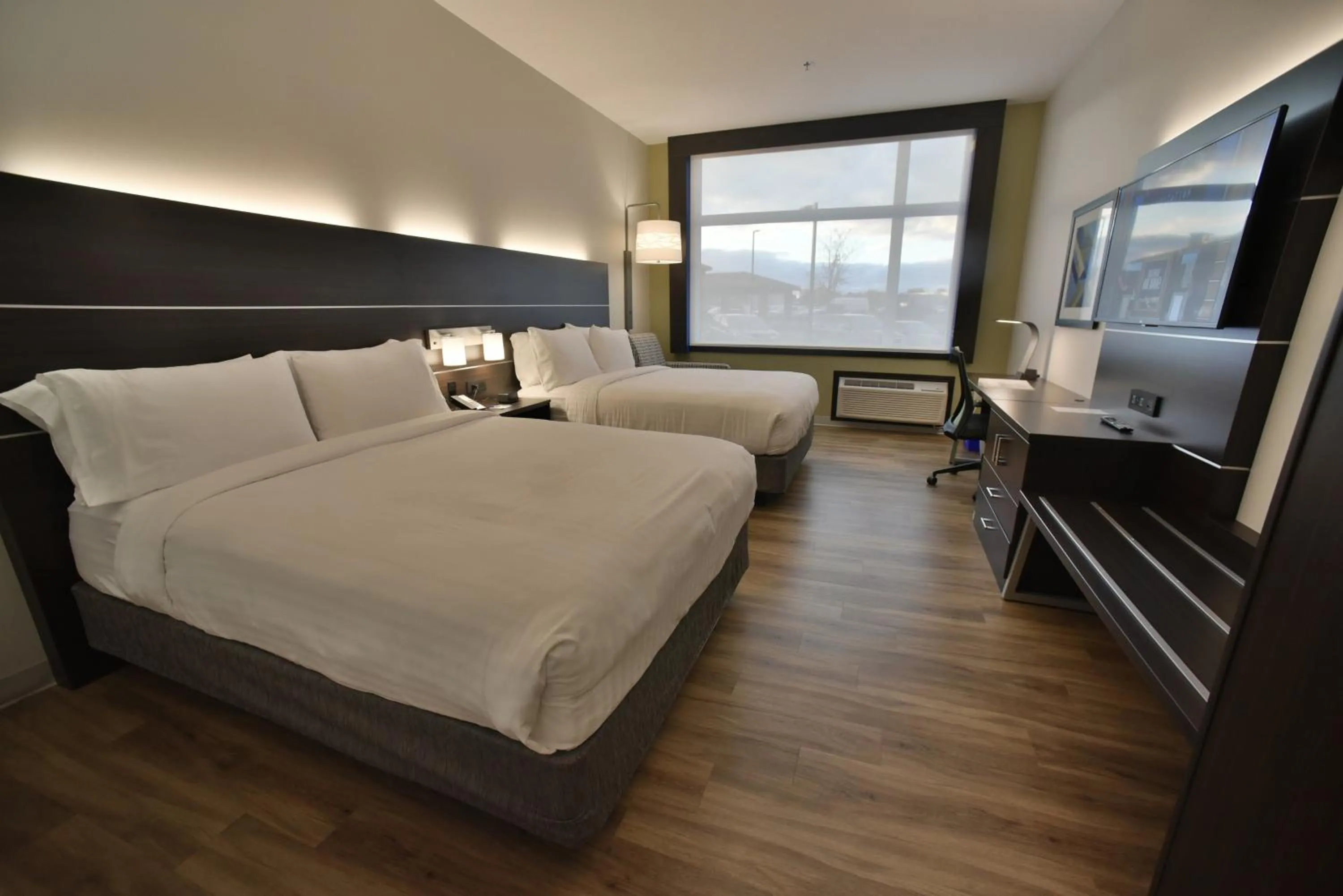 Photo of the whole room, Bed in Holiday Inn Express & Suites - Gatineau - Ottawa by IHG