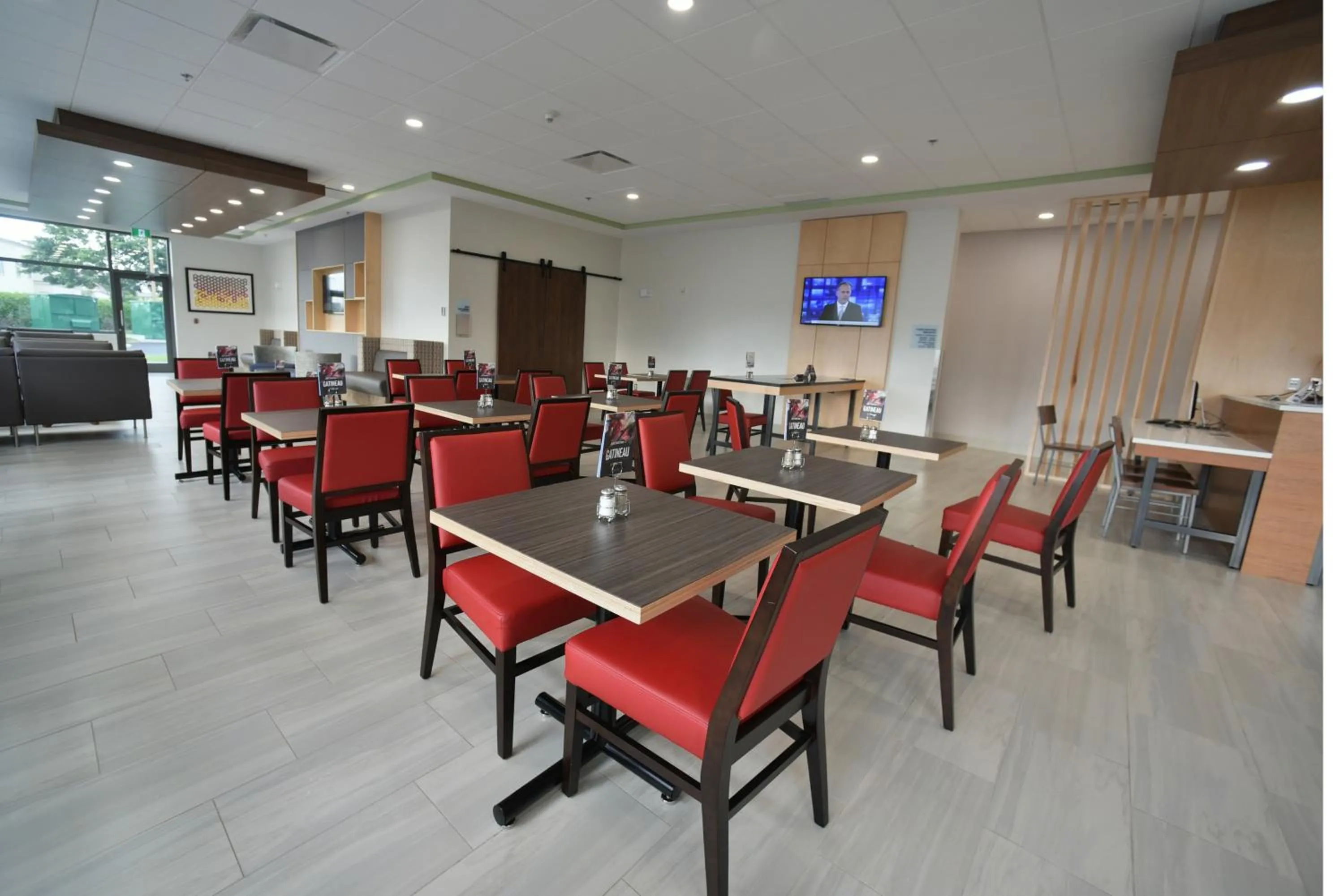Restaurant/places to eat in Holiday Inn Express & Suites - Gatineau - Ottawa by IHG