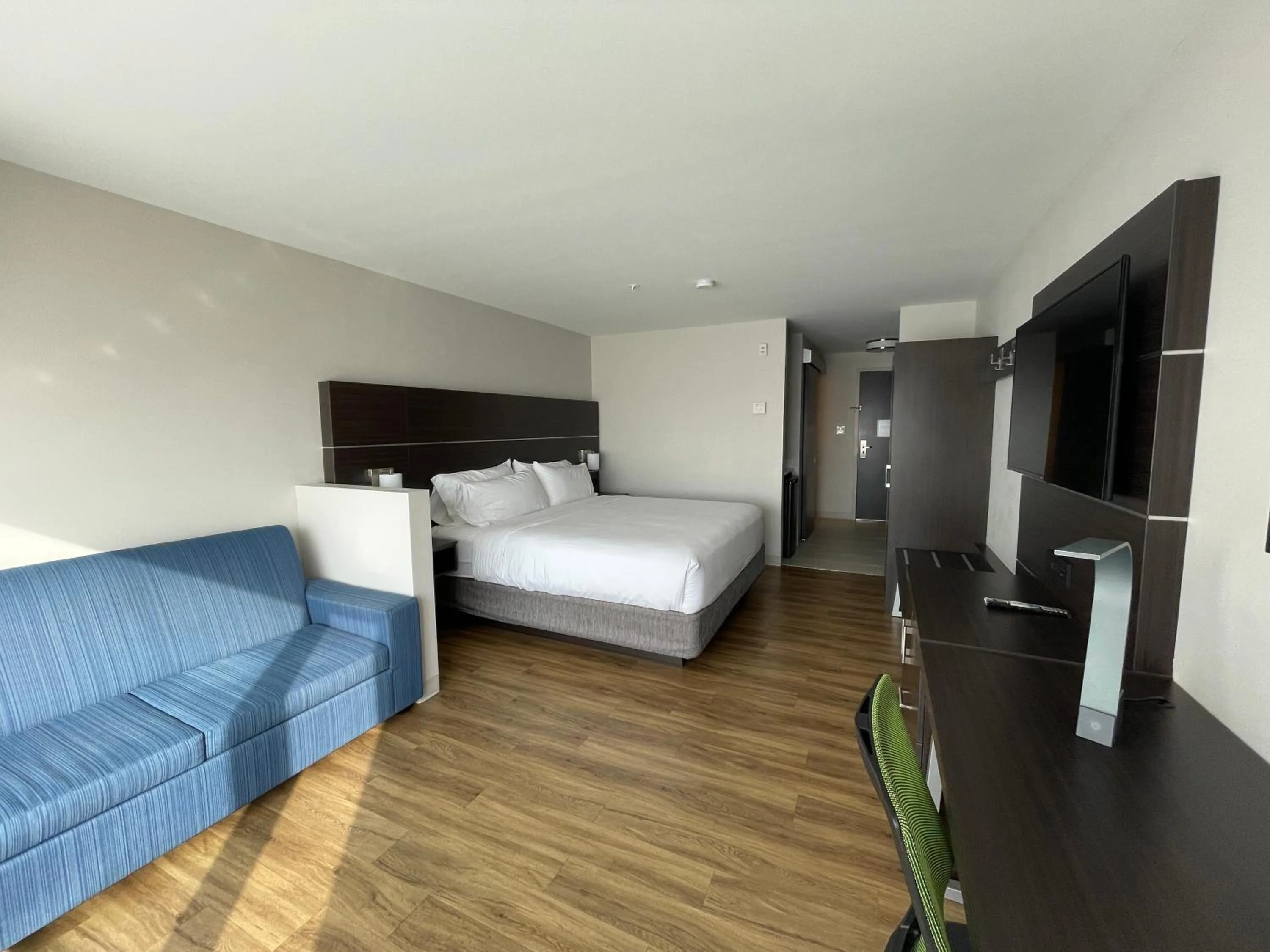 Photo of the whole room, Bed in Holiday Inn Express & Suites - Gatineau - Ottawa by IHG