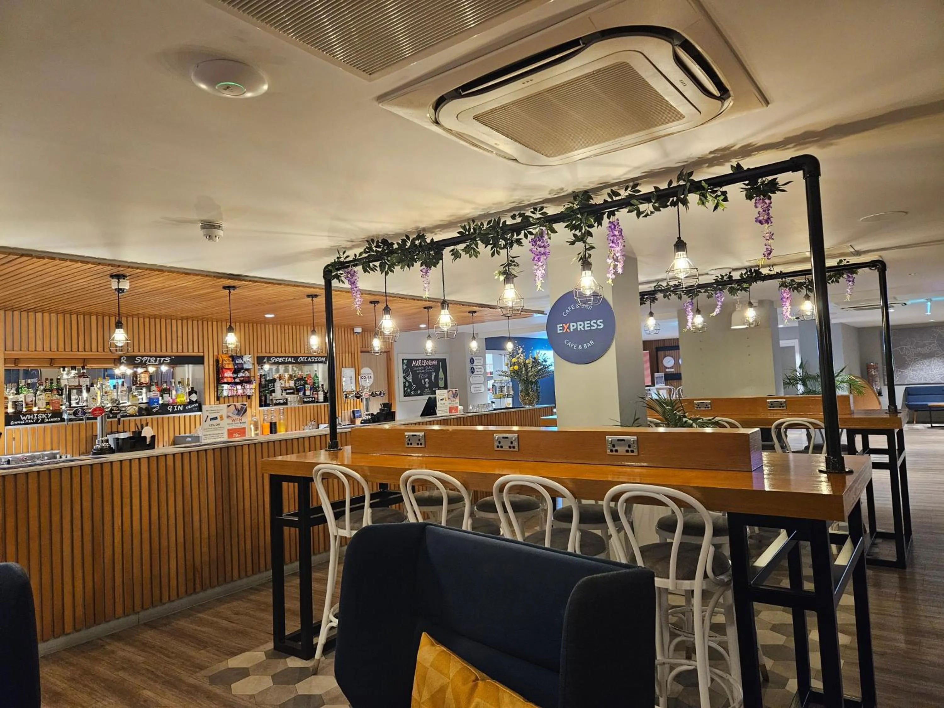 Restaurant/places to eat in Holiday Inn Express - Wigan by IHG