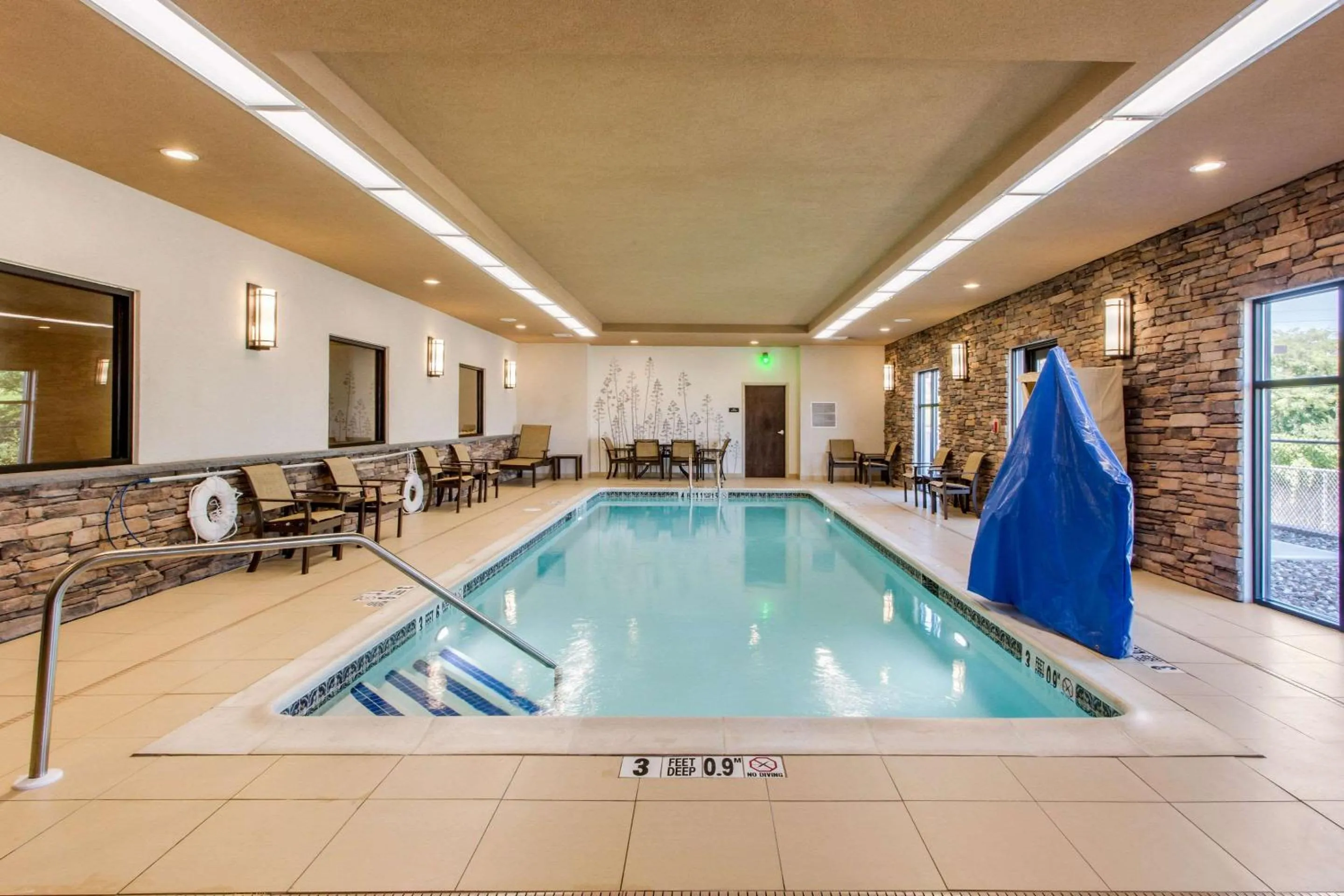 Swimming pool in Sleep Inn & Suites Middletown - Goshen