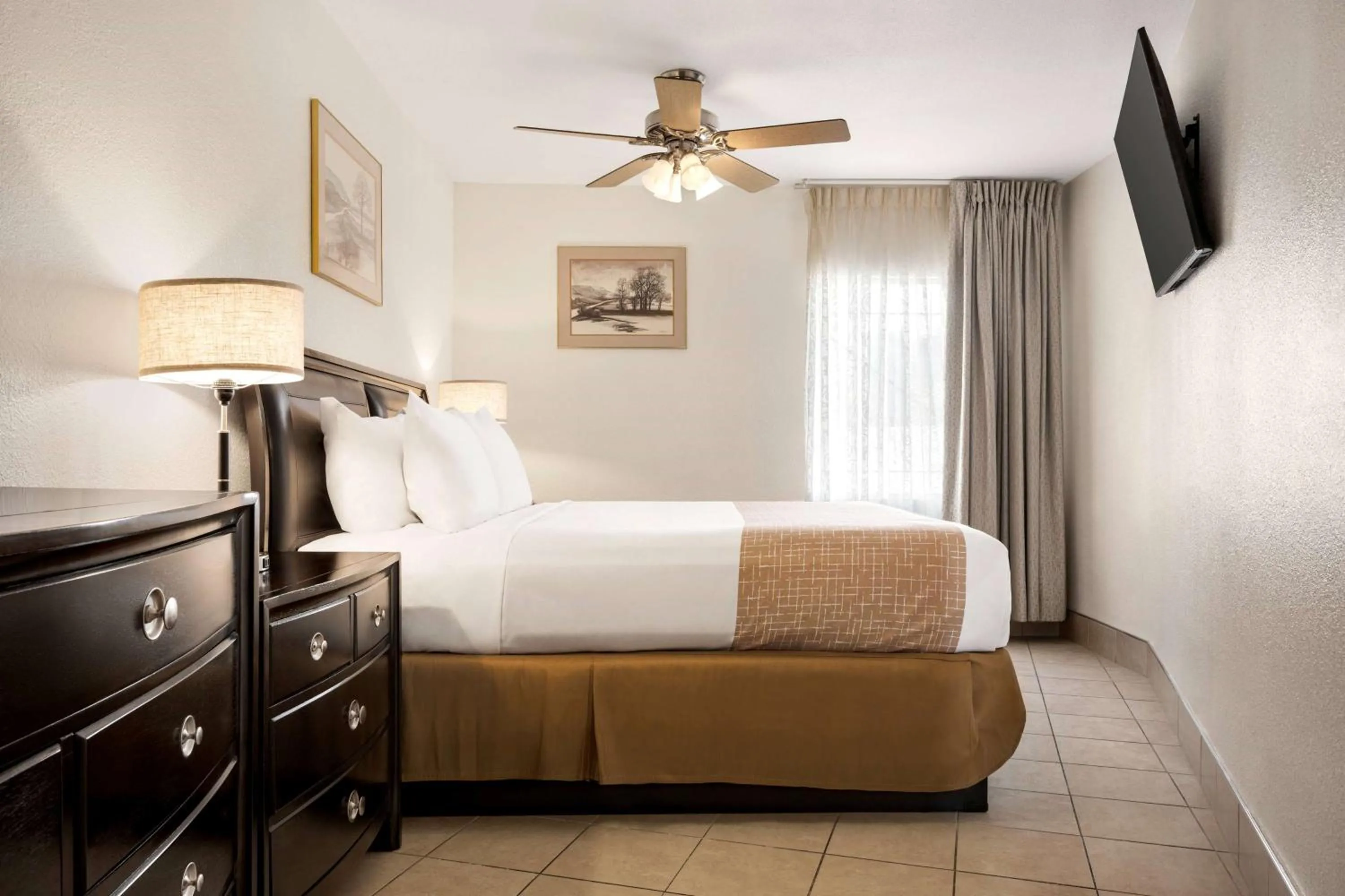 Photo of the whole room, Bed in Travelodge by Wyndham Las Vegas