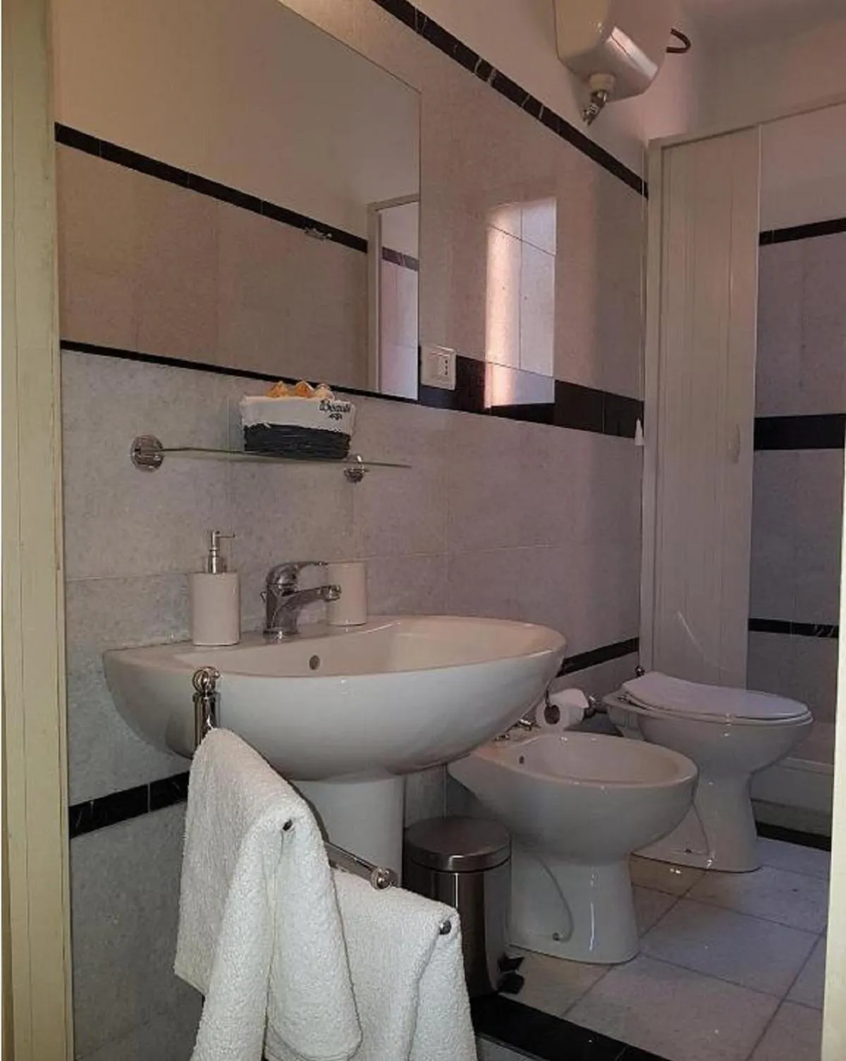 Shower in Central Suites Catania